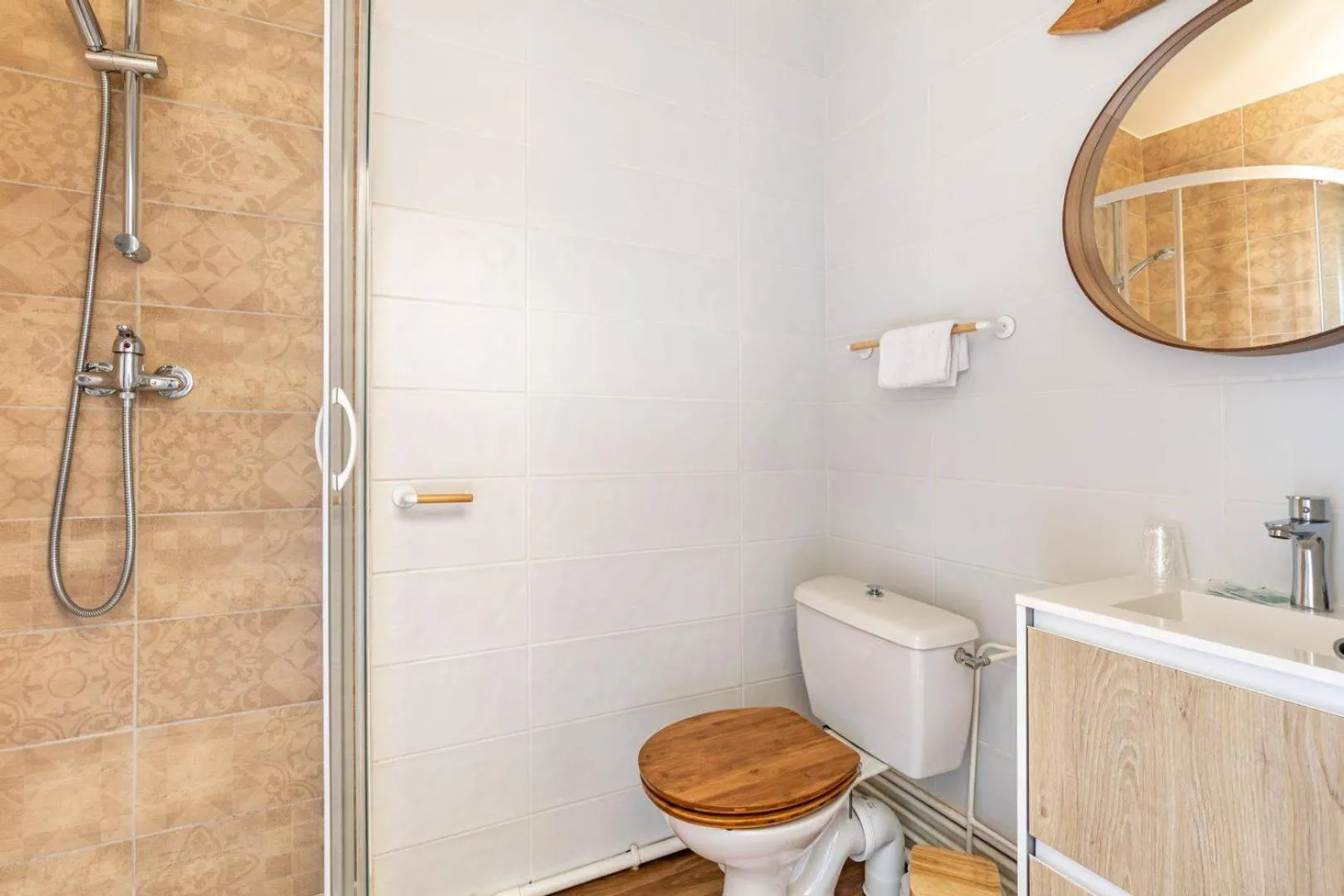 Shower in Hotel Les Vieux Acacias