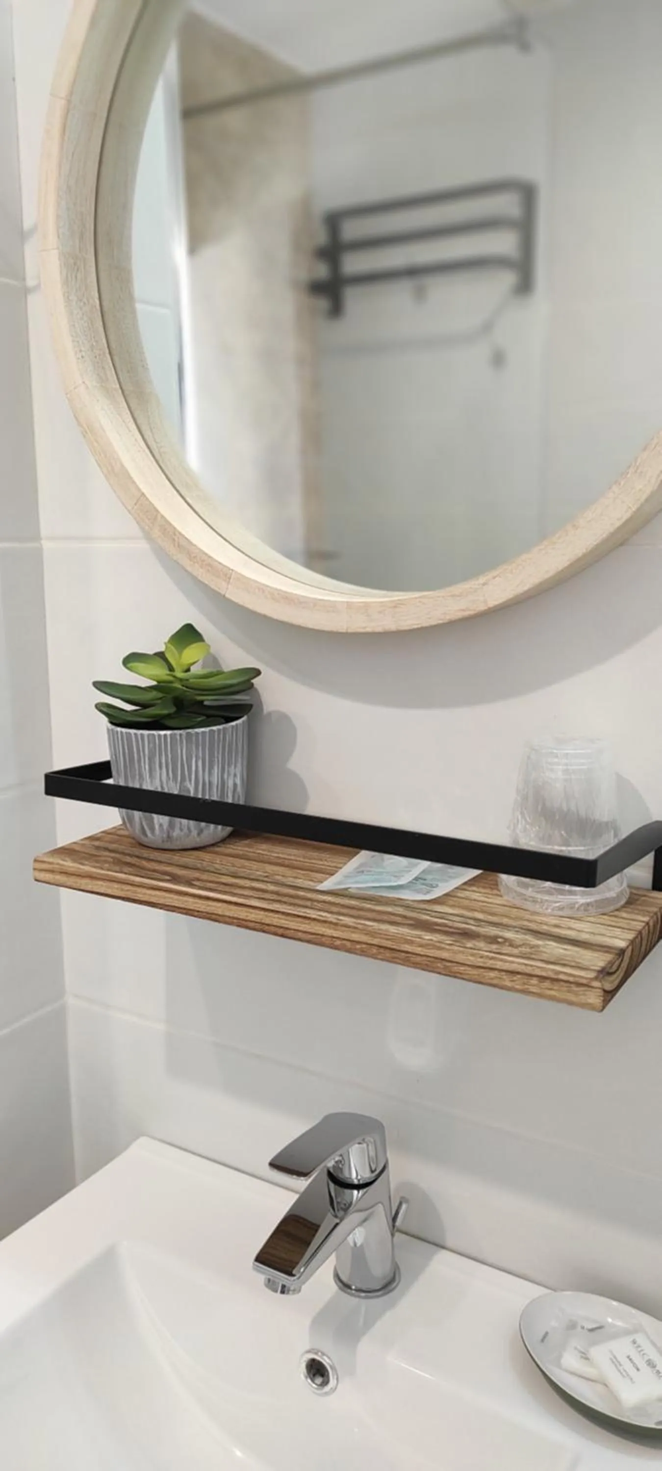 Bathroom in Hotel Les Vieux Acacias