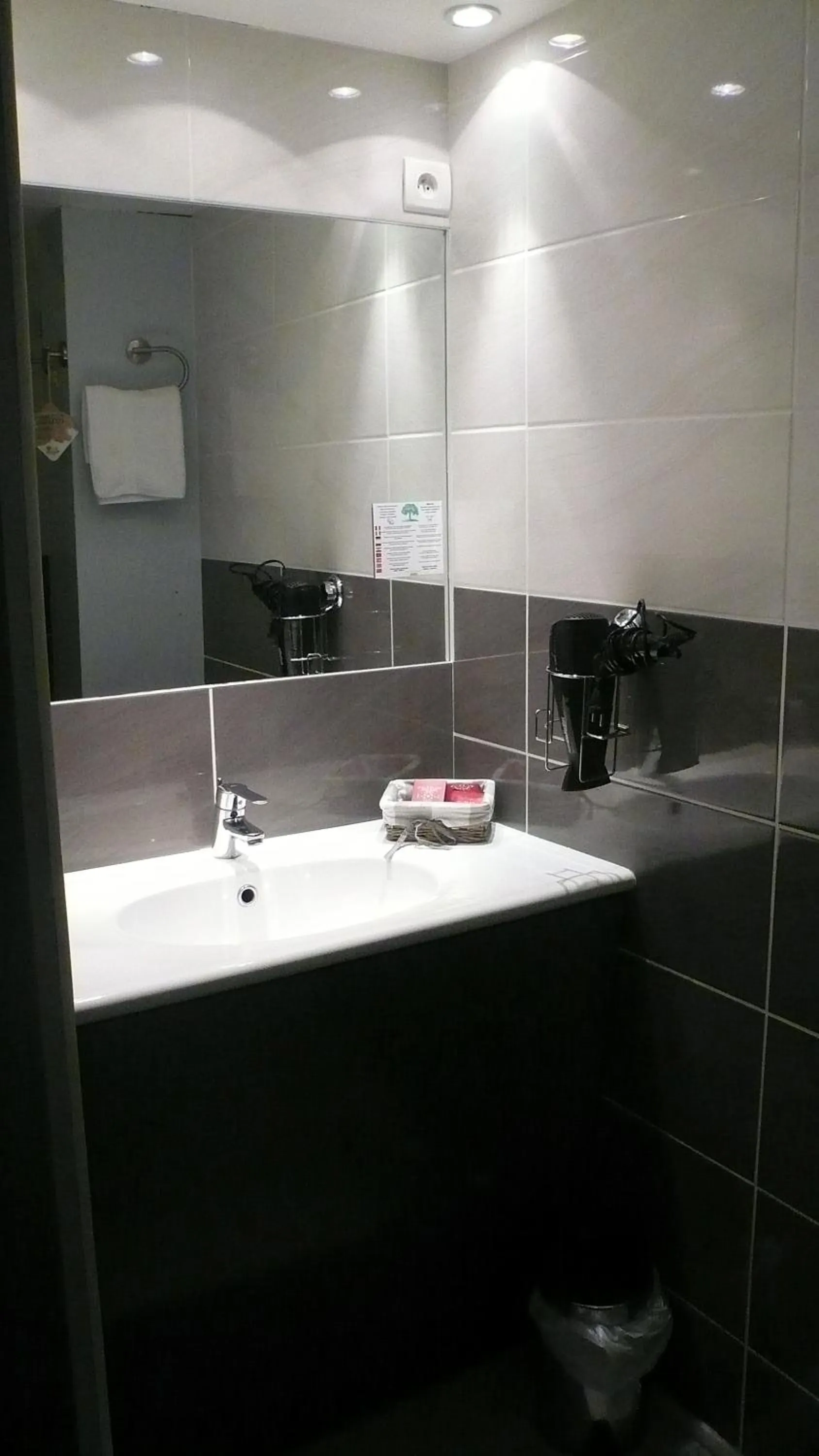 Bathroom in Hôtel L'Européen