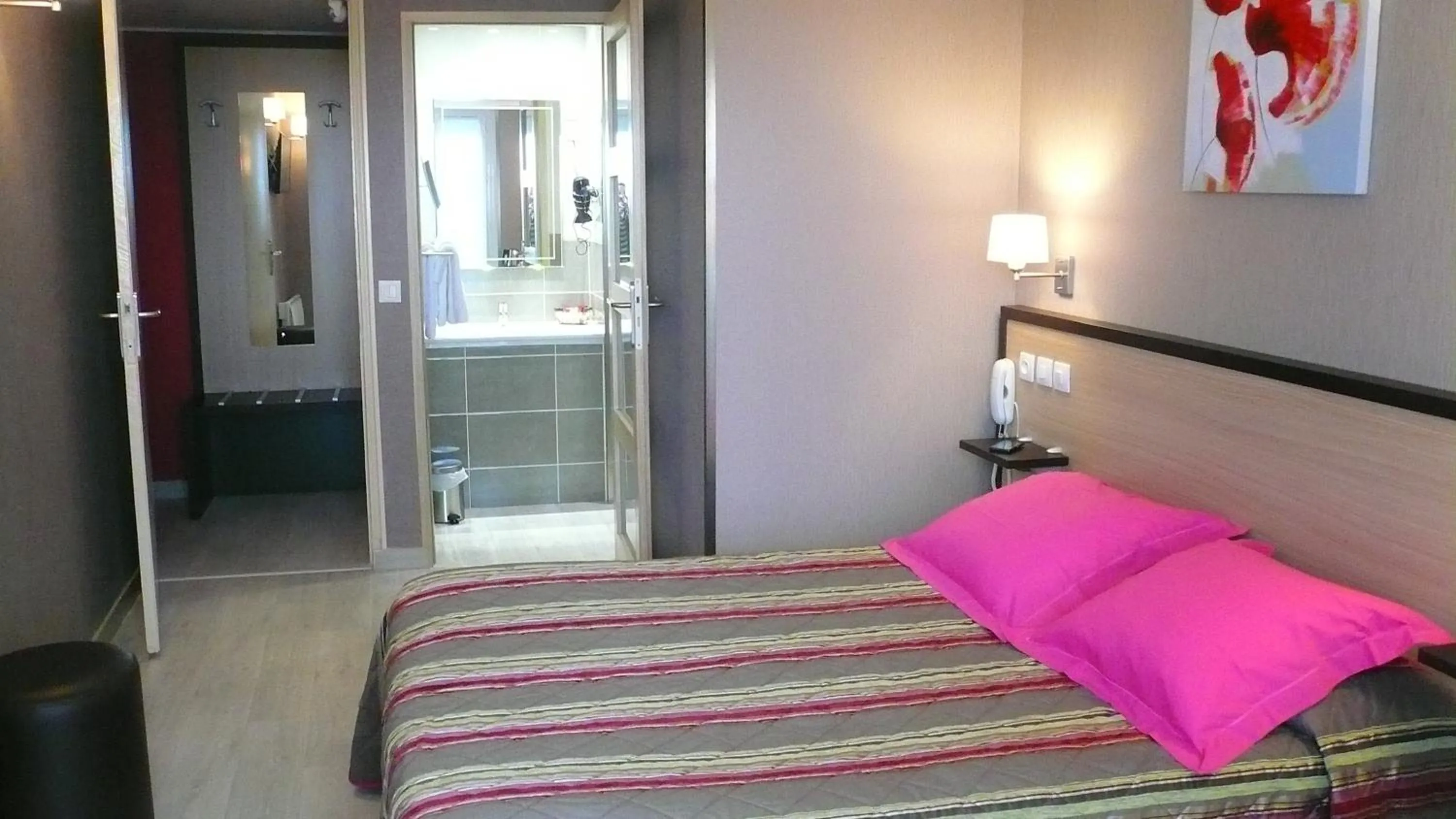 Toilet, Bed in Hôtel L'Européen