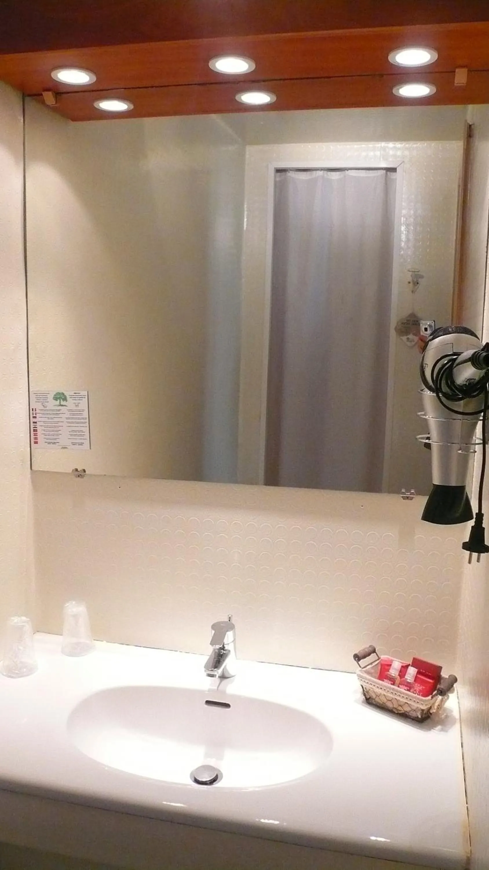 Bathroom in Hôtel L'Européen