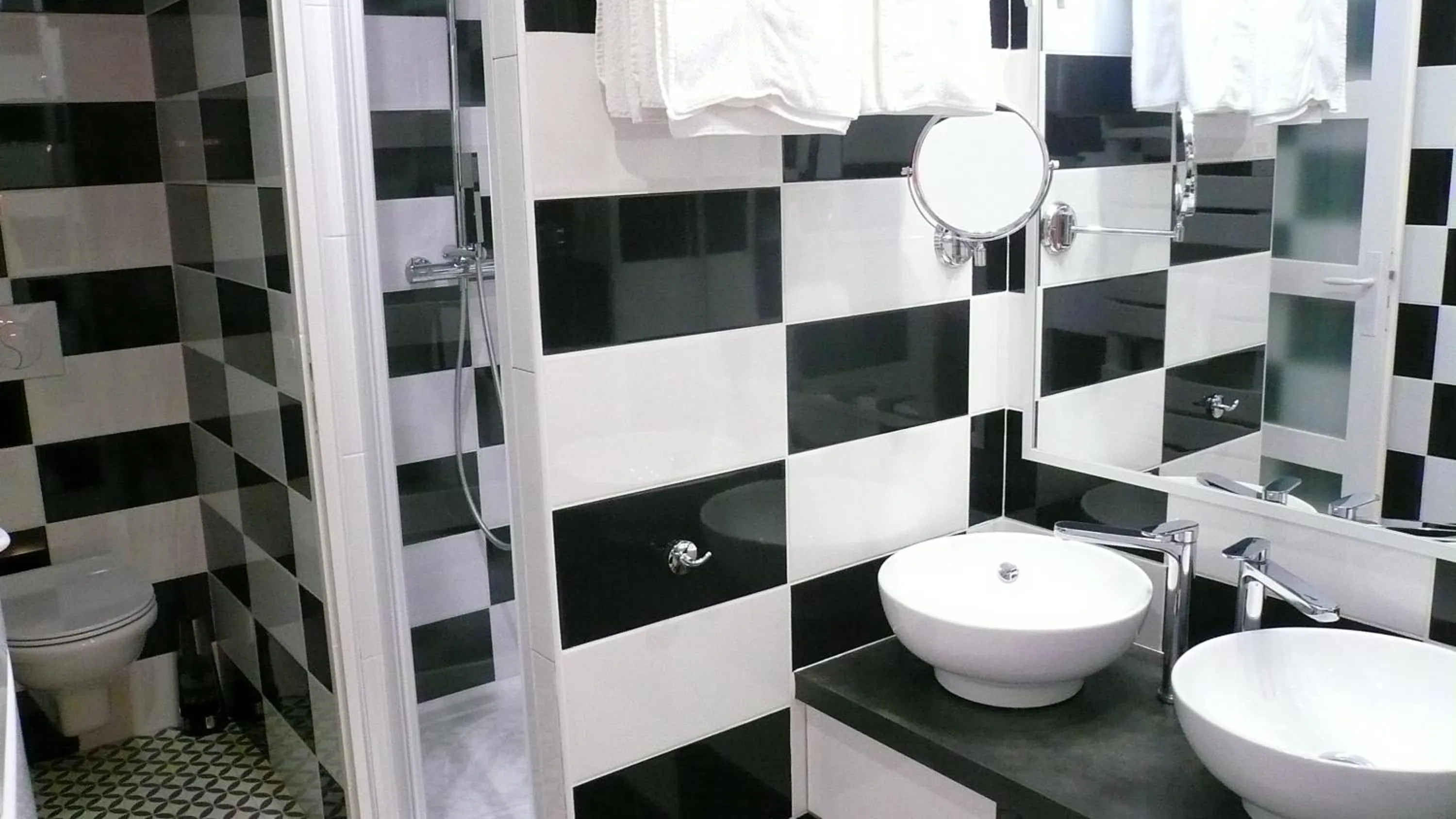 Bathroom in Hôtel L'Européen