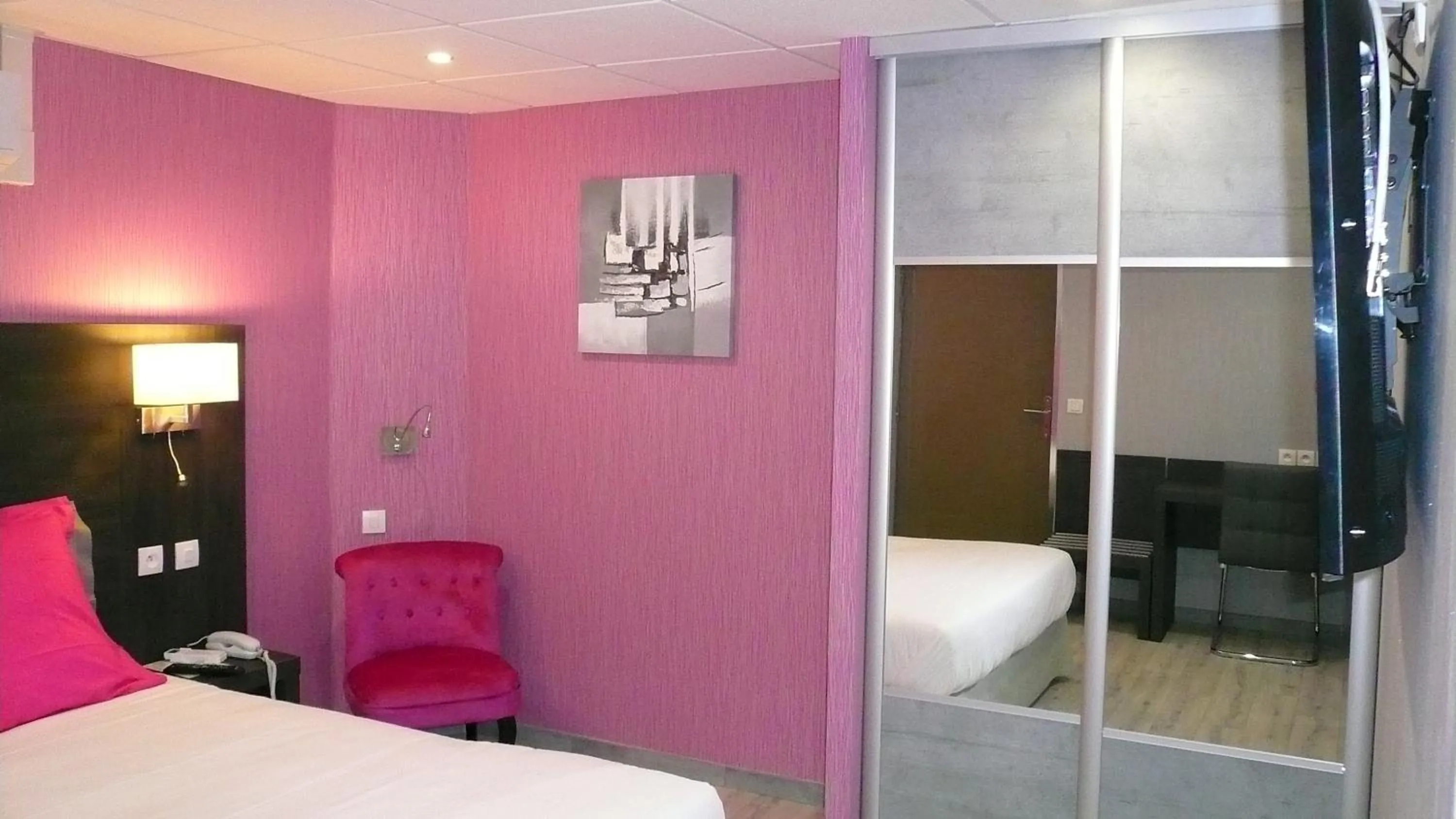 Photo of the whole room, Bed in Hôtel L'Européen