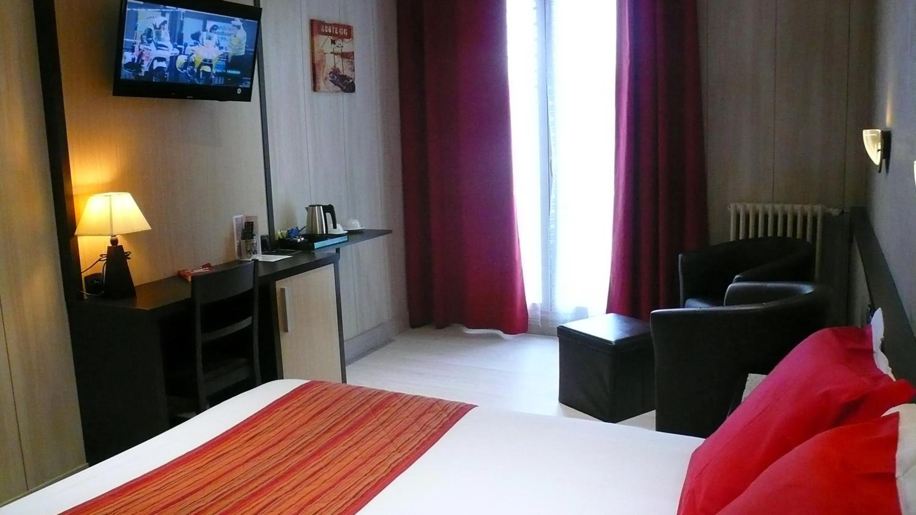 Photo of the whole room, Bed in Hôtel L'Européen