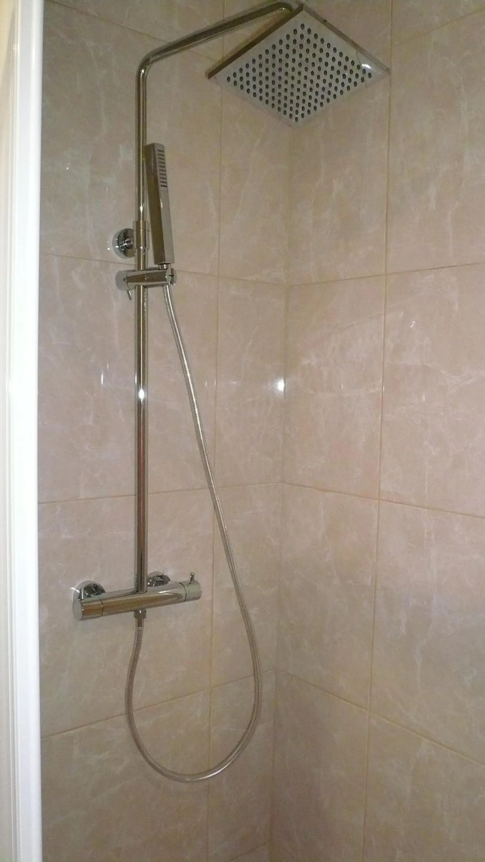Shower in Hôtel L'Européen