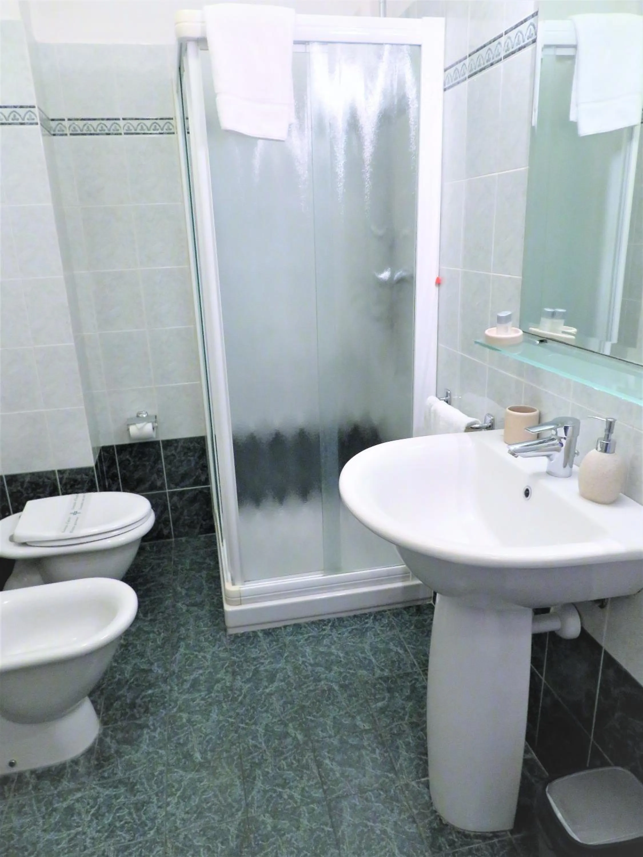 Shower in Verona Class ApartHotel "Residenze del Cuore"