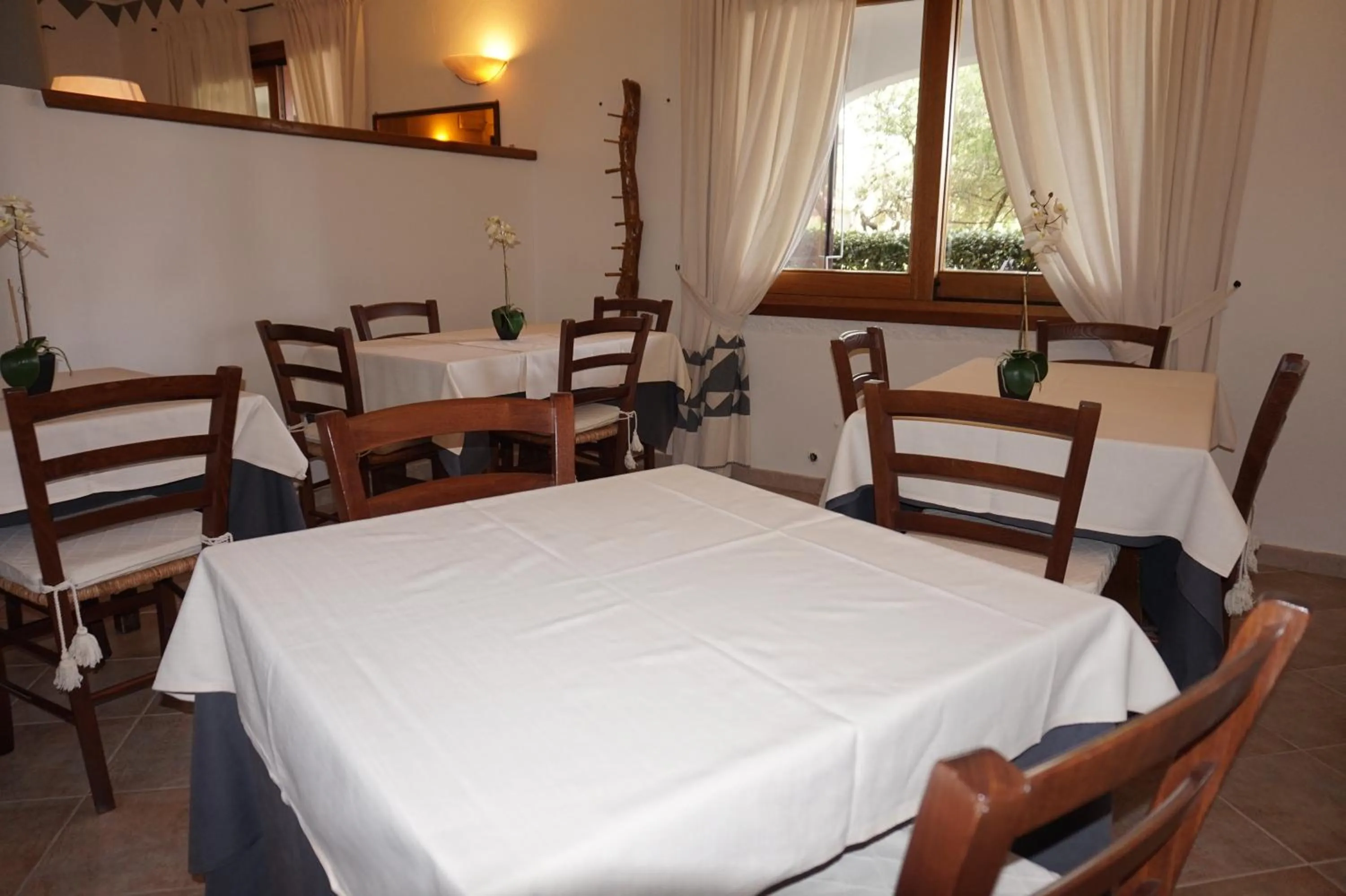 Restaurant/places to eat in Hotel Il Platano