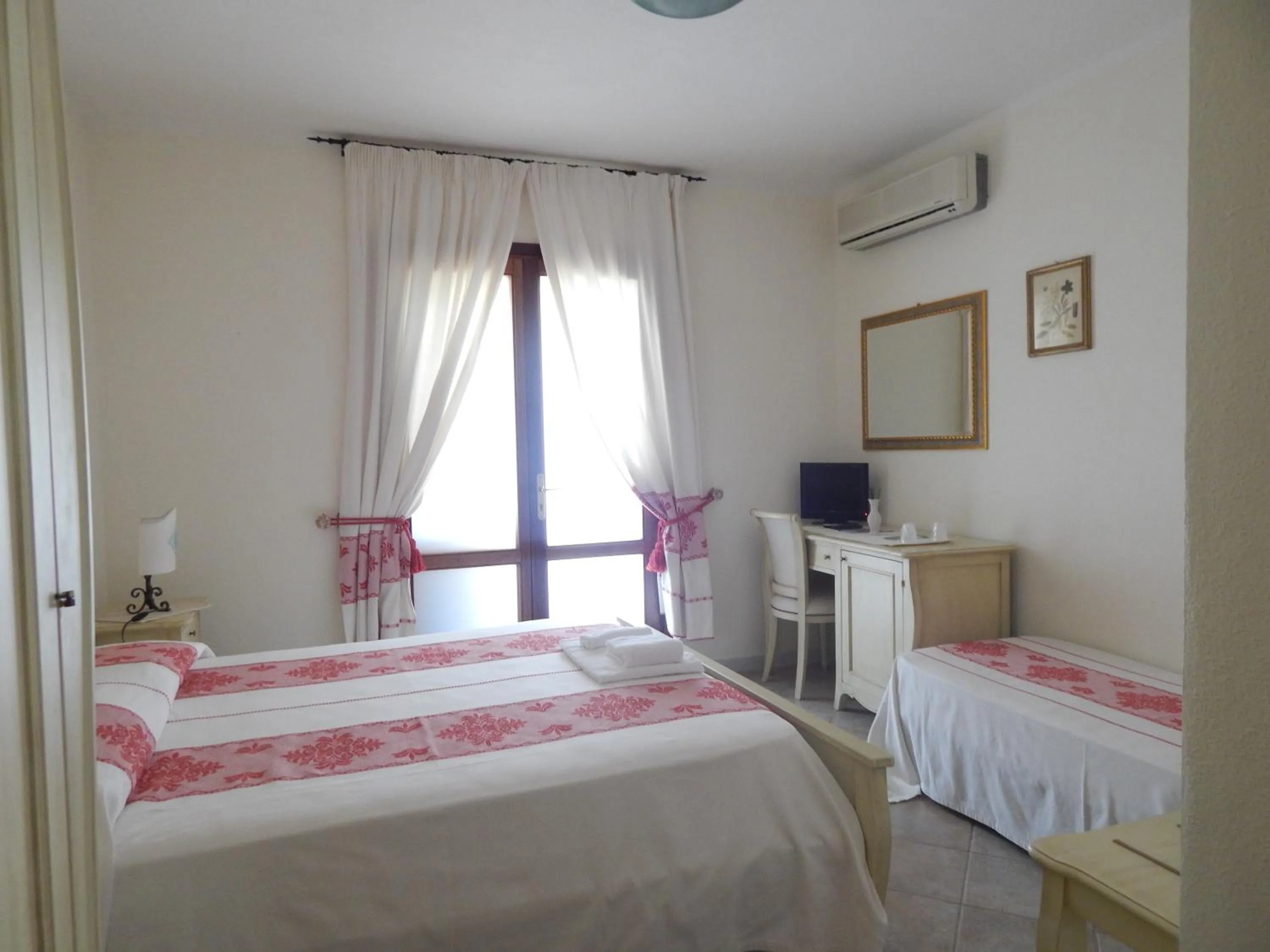 Photo of the whole room, Bed in Hotel Il Platano