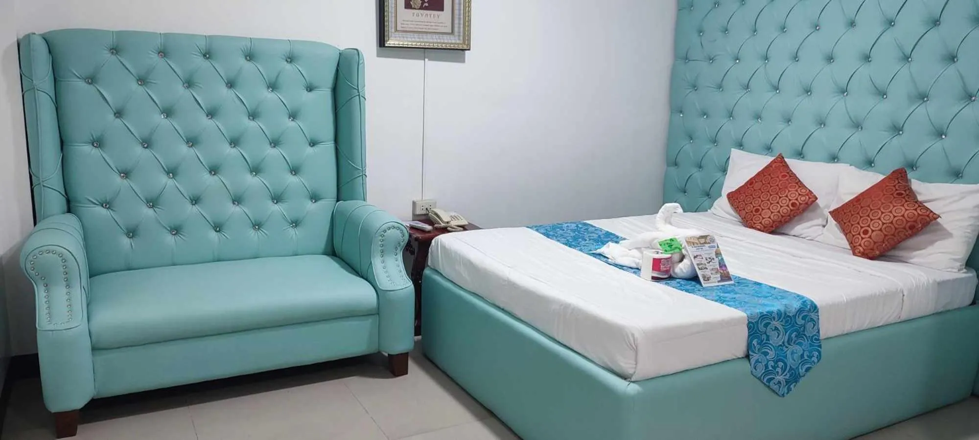 Bed in D'Mariners Inn Hotel