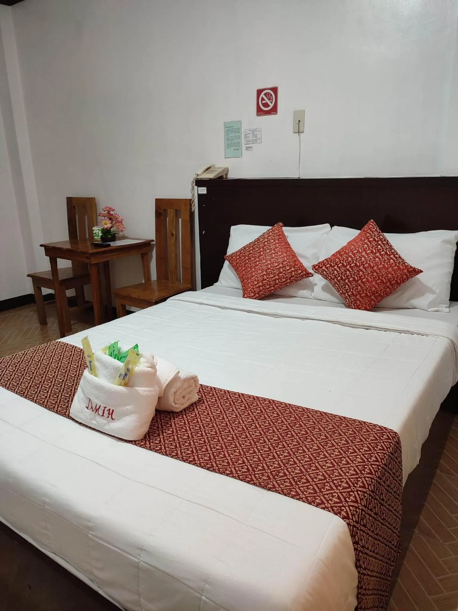 Bed in D'Mariners Inn Hotel