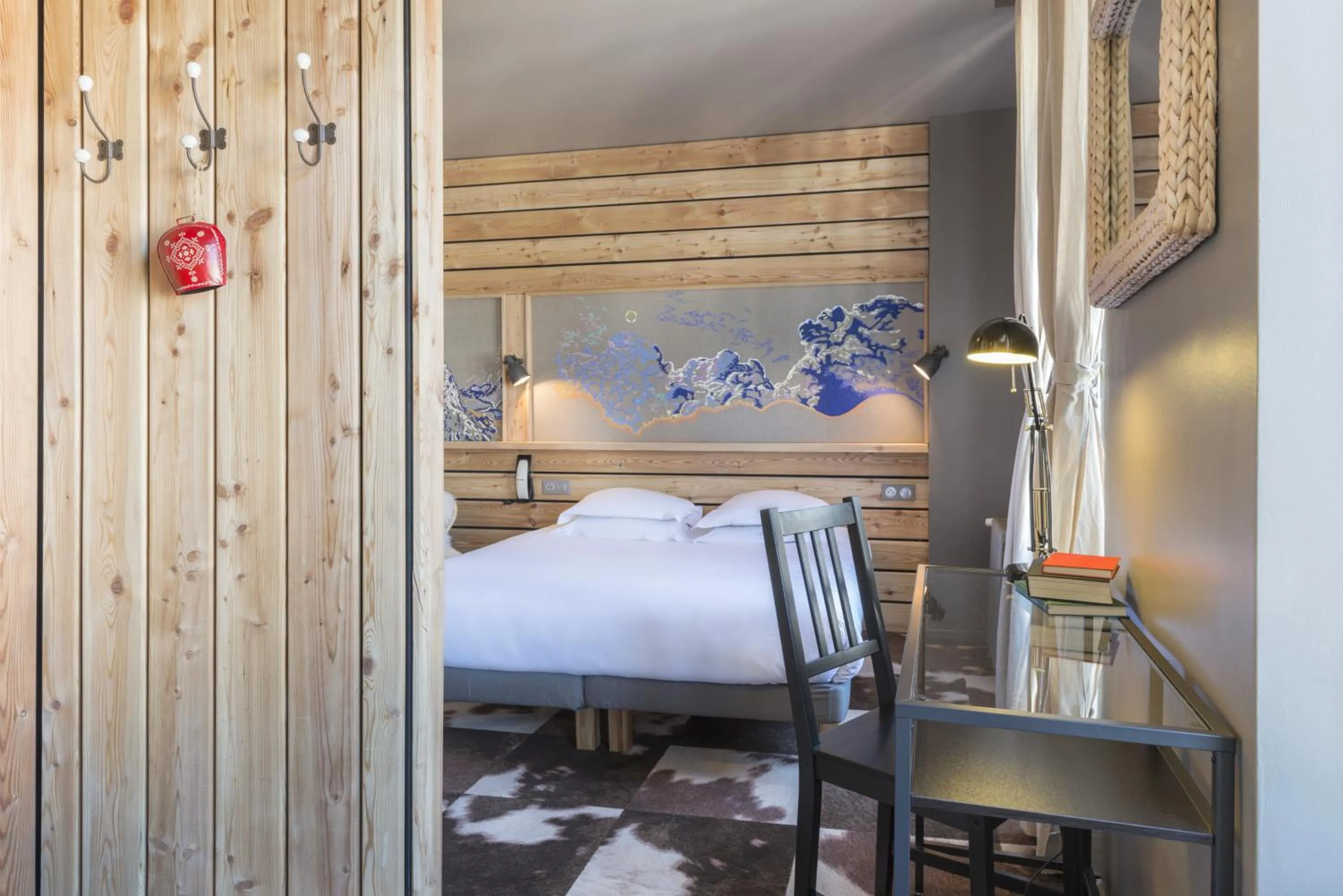 Photo of the whole room, Bed in Hôtel de Russie