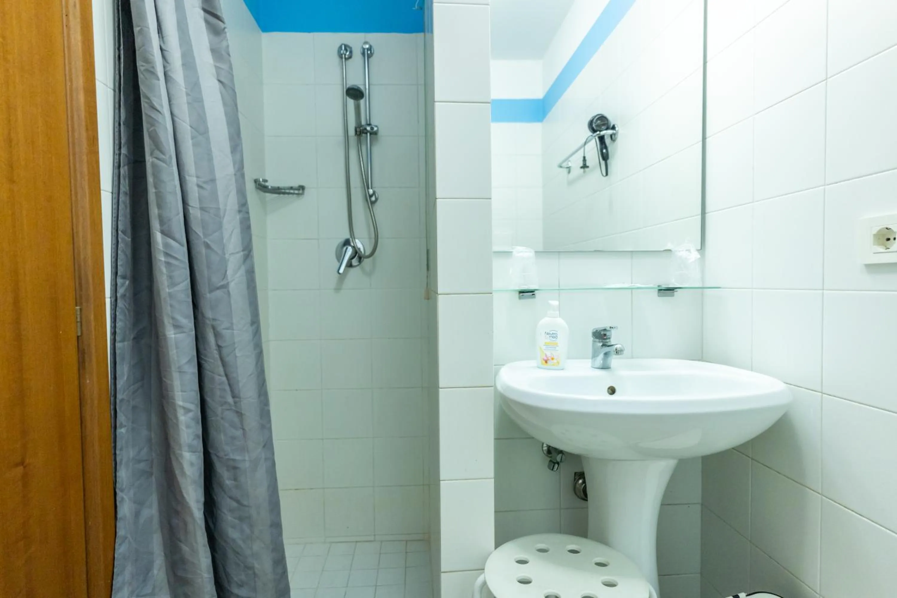 Shower in Hotel Il Lato Azzurro - Isola di Sant'Erasmo - NO VEHICLES ACCESS