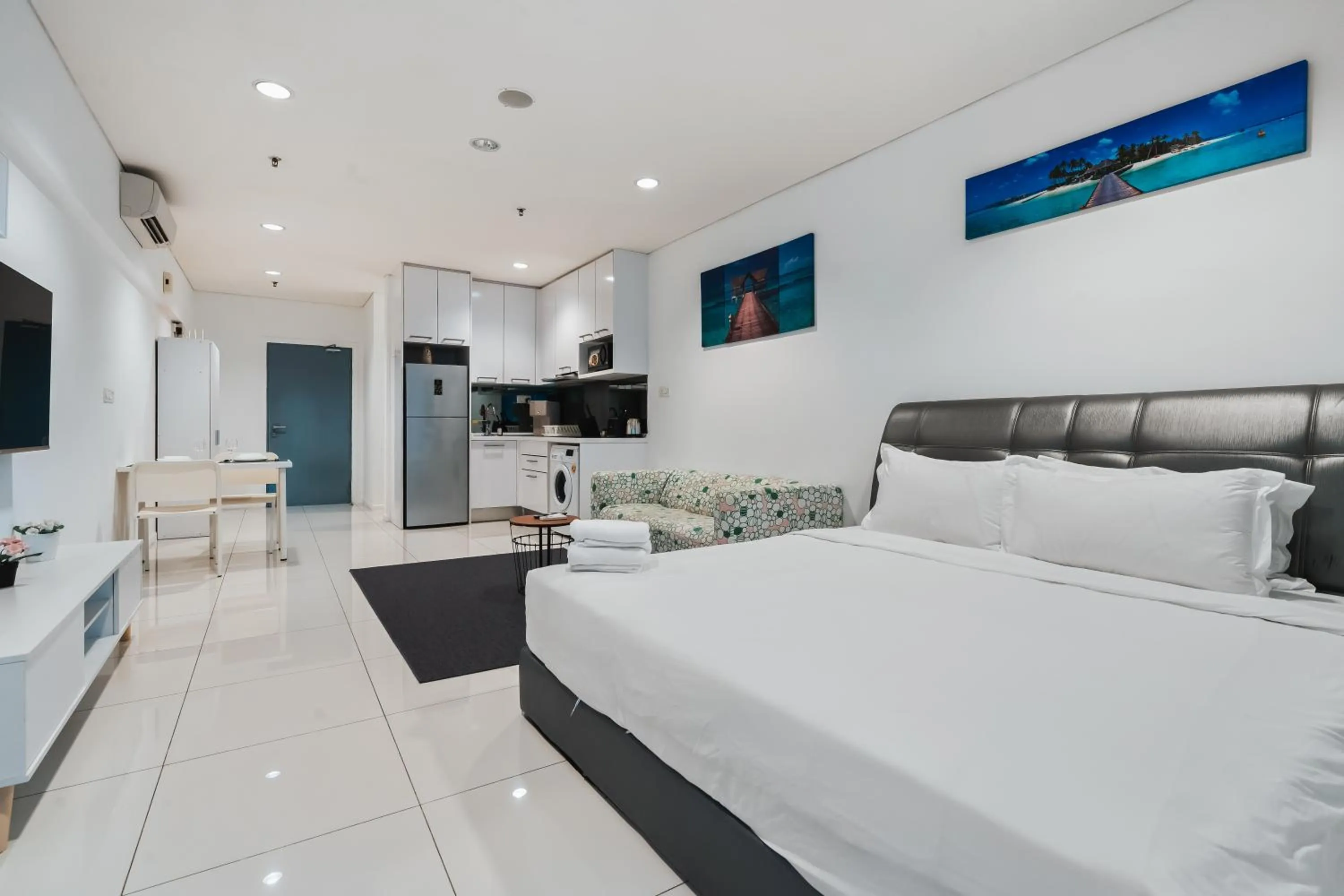 Bed in Summer Suites KLCC Apartments by soulasia