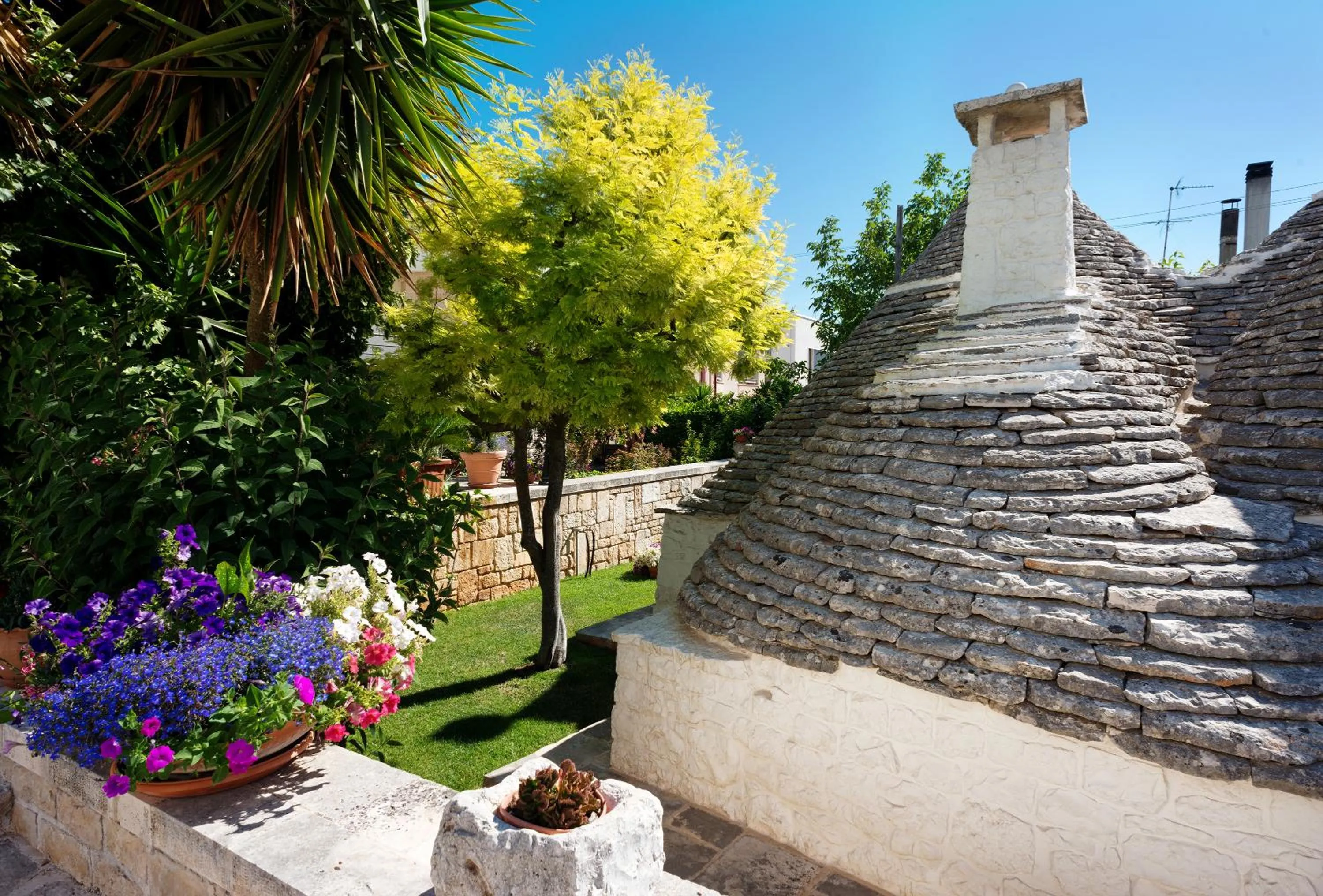 Property building in Trullo Giardino Fiorito
