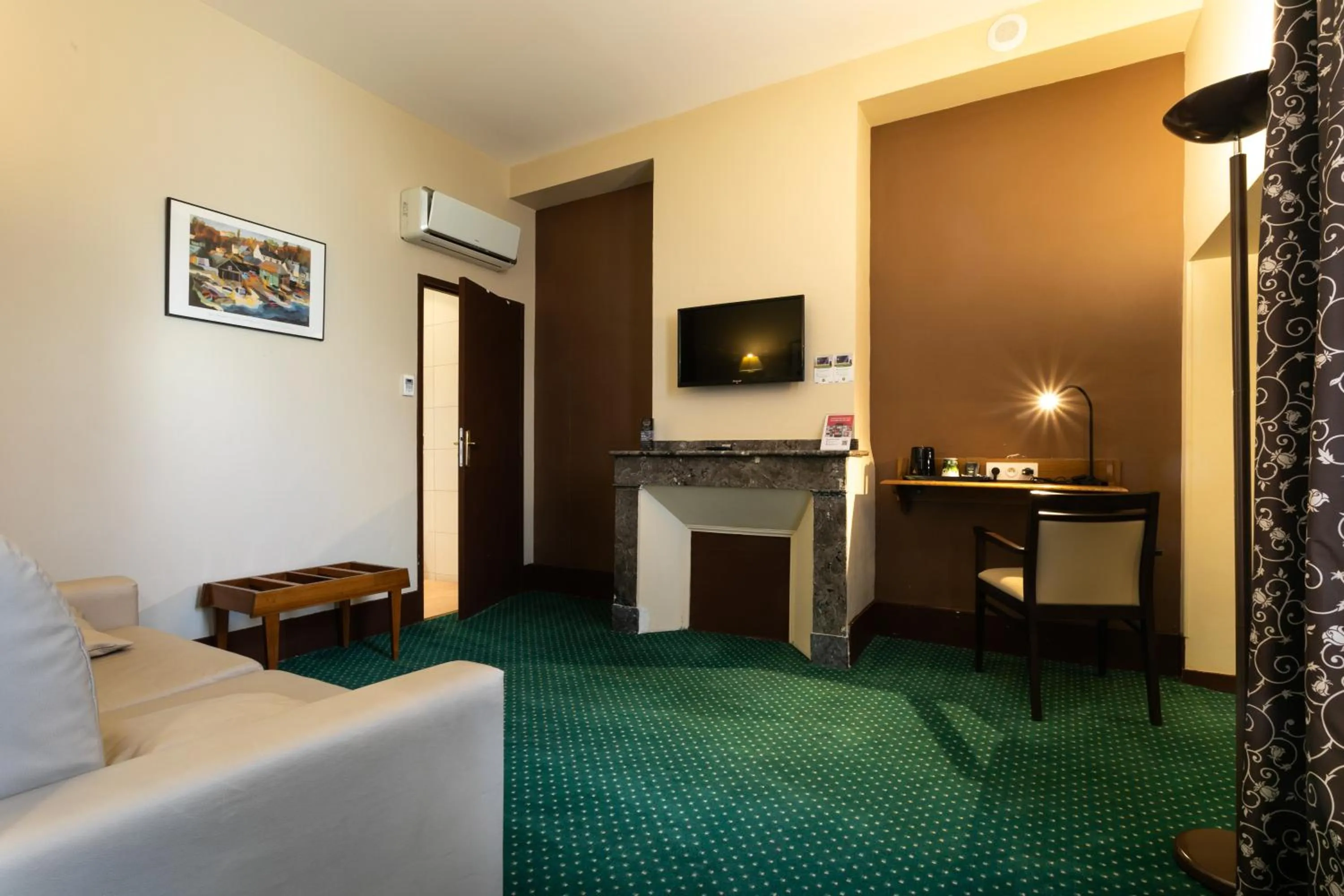 Photo of the whole room in Hôtel Héliot, Cosy Places by Charme & Caractère