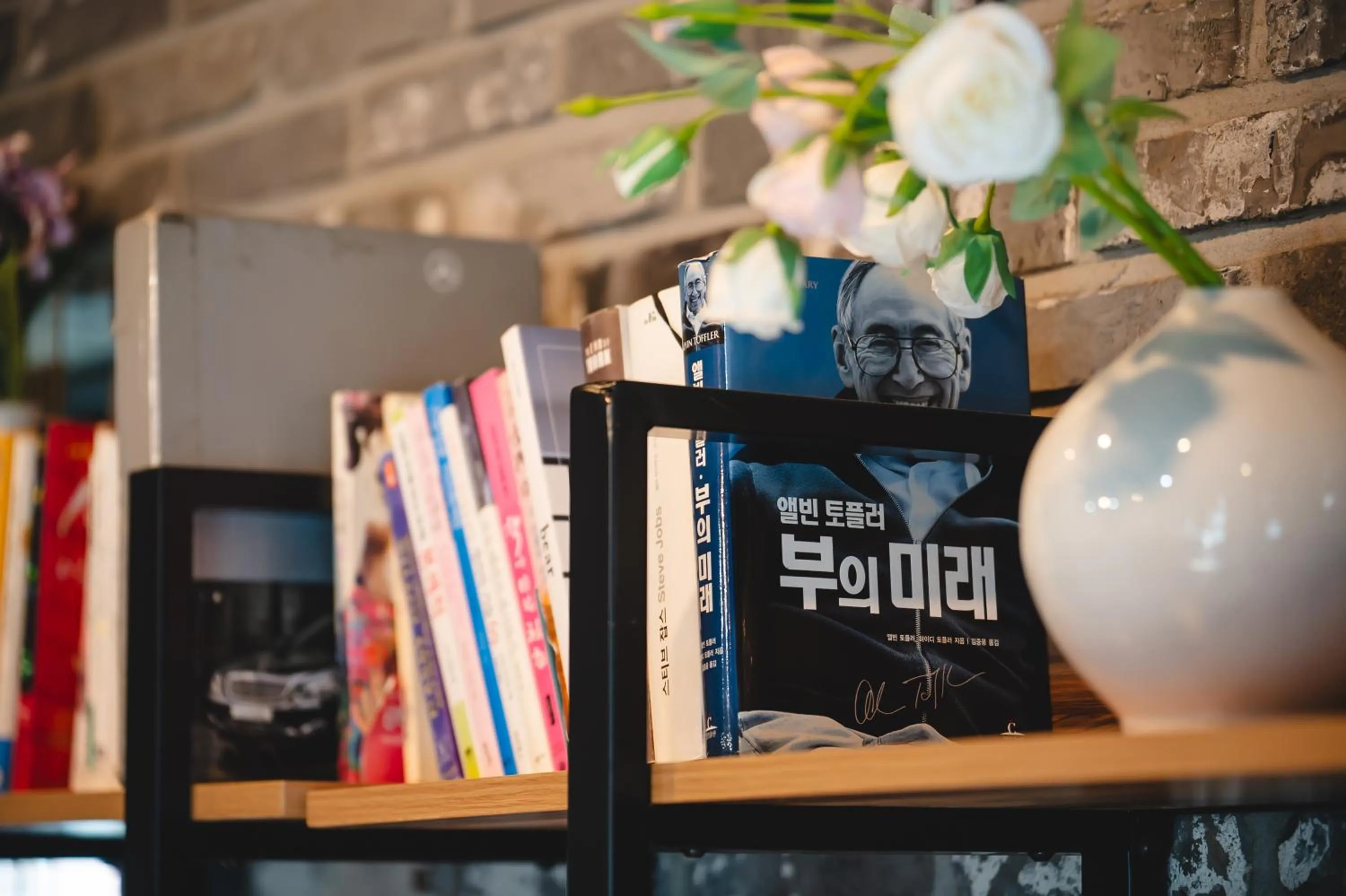 Library in Hotel Iam