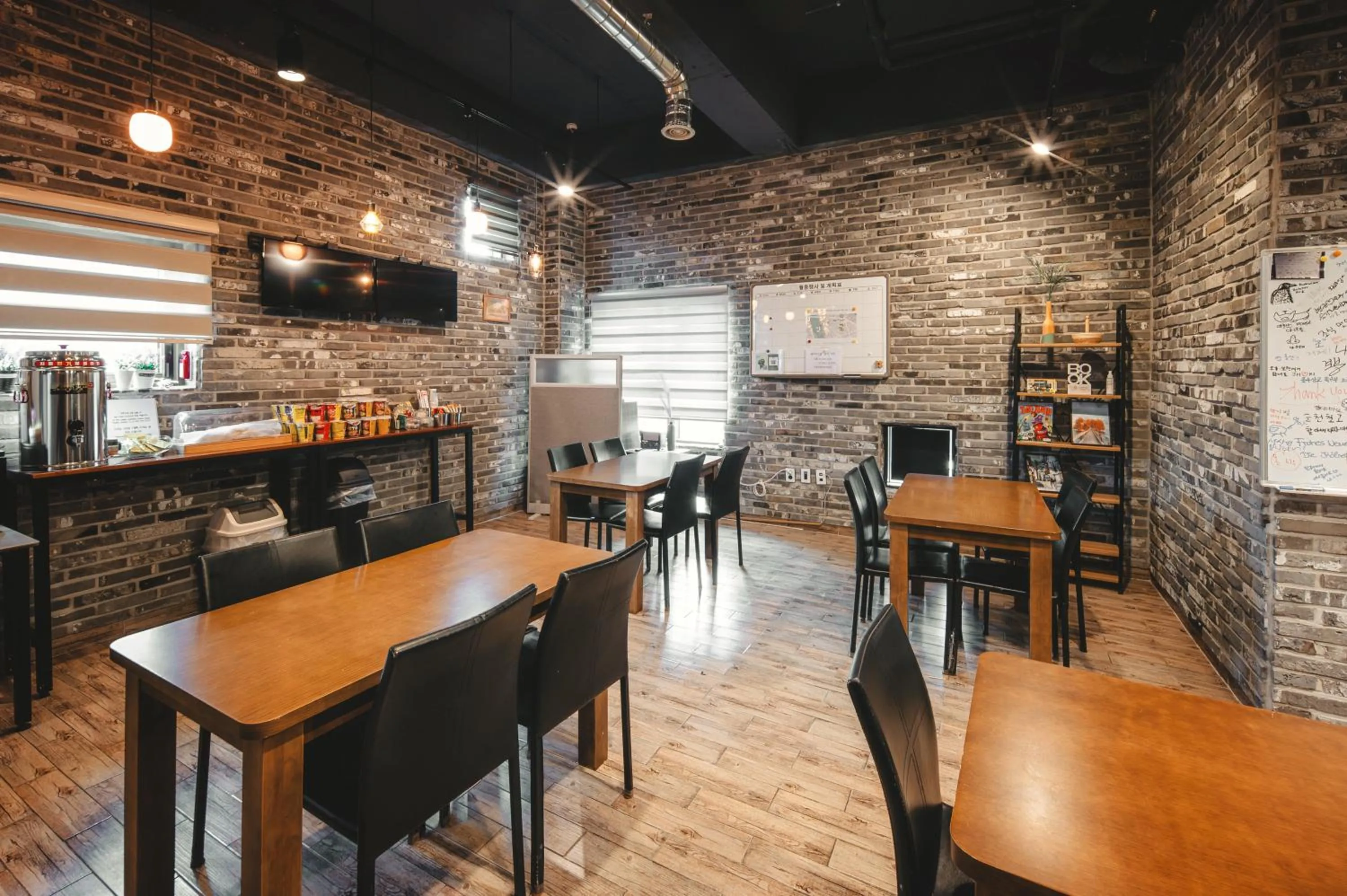 Restaurant/places to eat in Hotel Iam