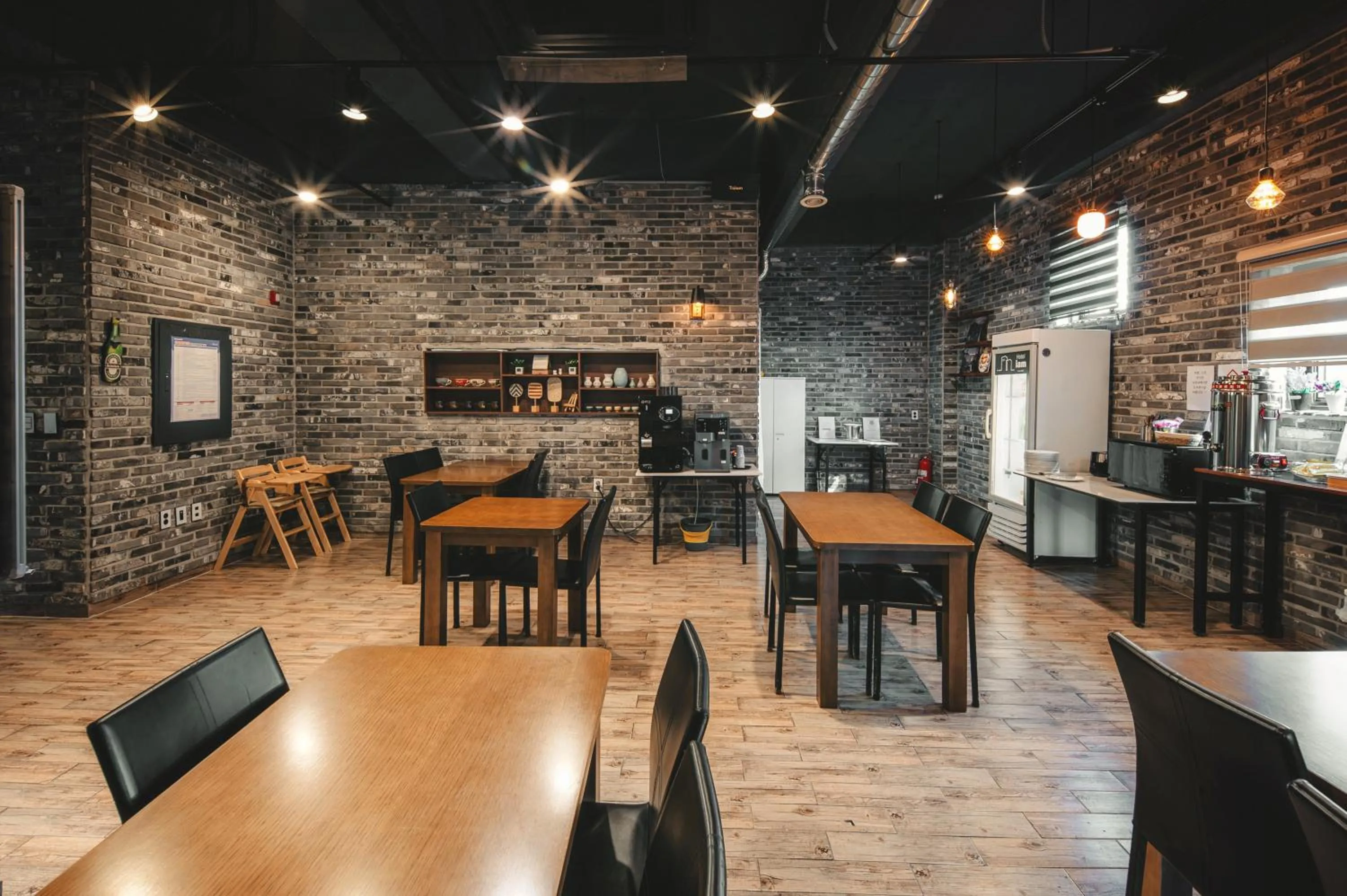 Restaurant/places to eat in Hotel Iam