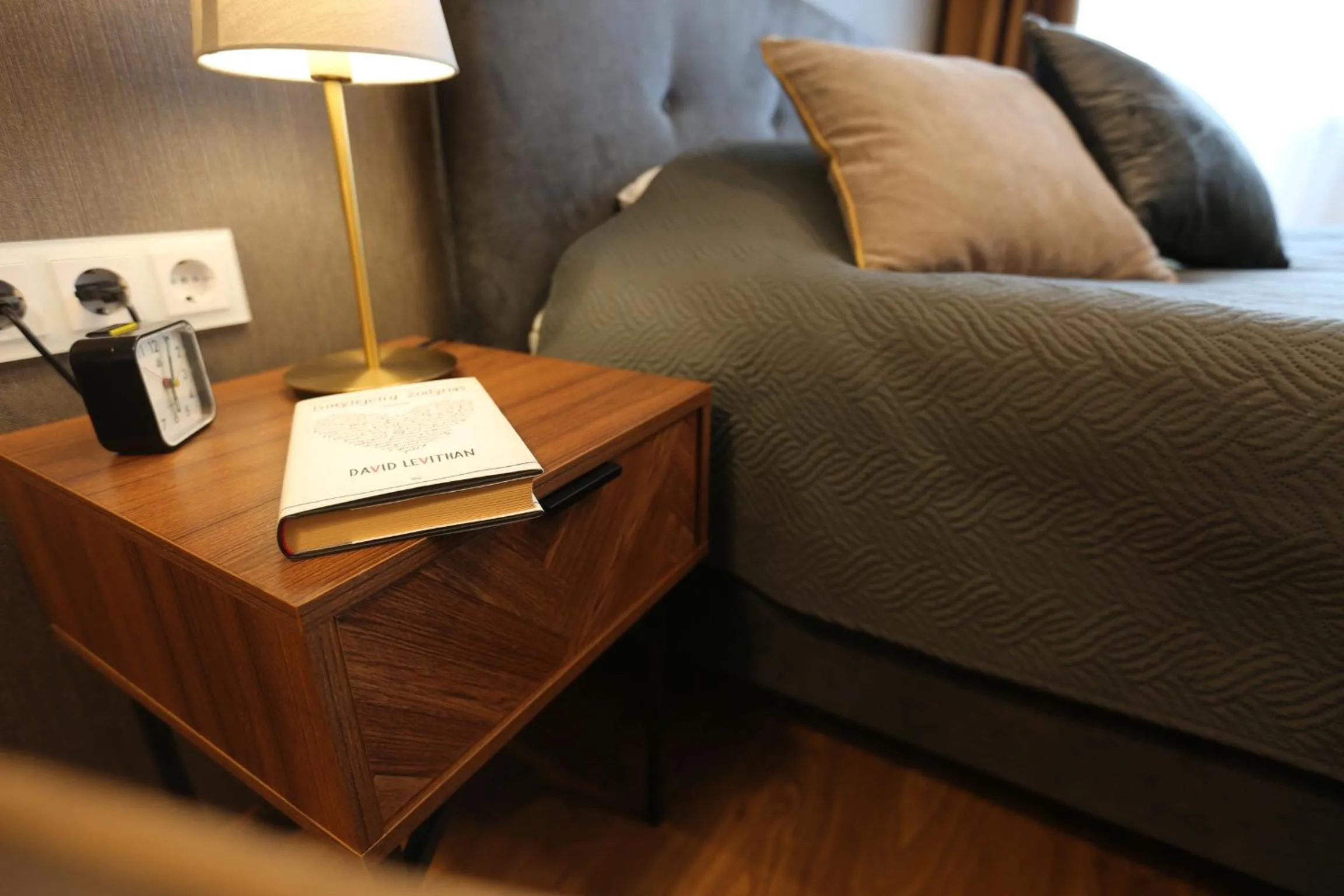 Bed in Modern 2 Rooms Apartment