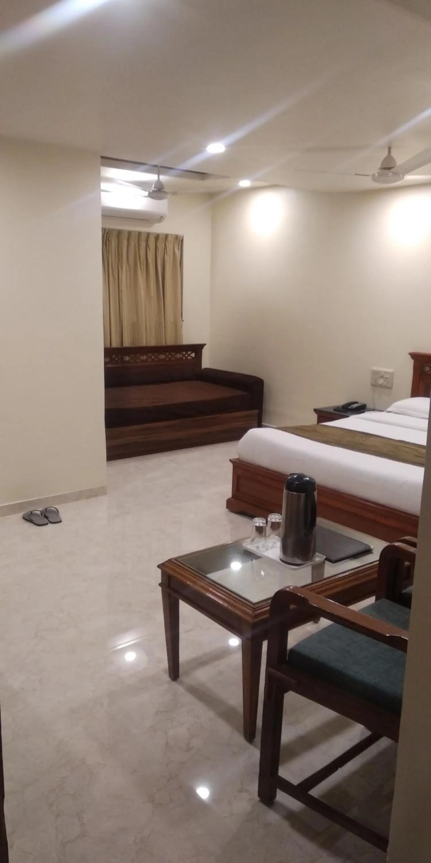 Photo of the whole room in Hotel Silver Oak