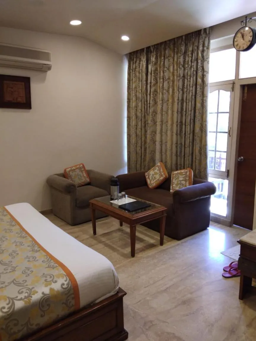Bedroom, Seating Area in Hotel Silver Oak