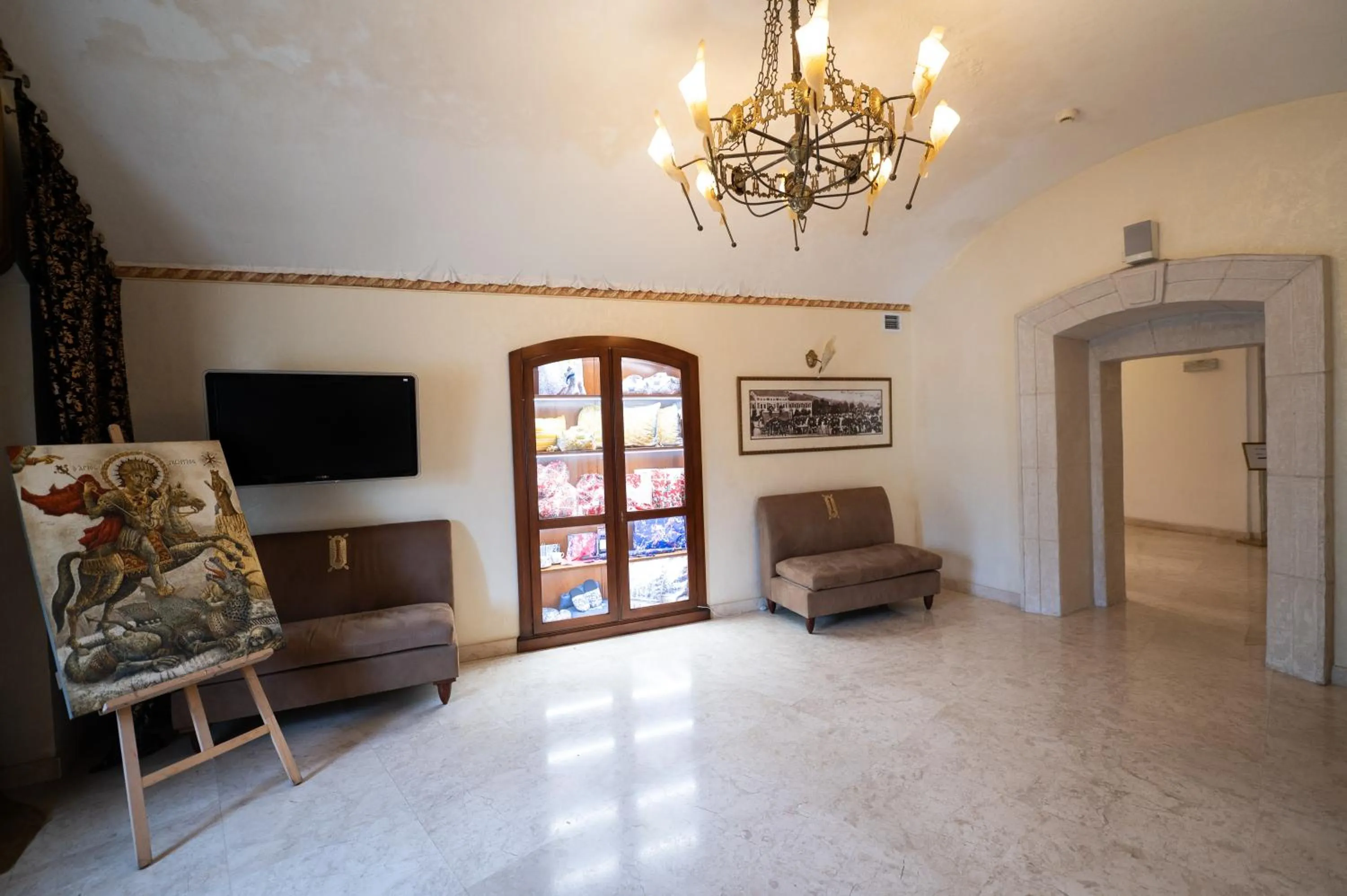 Library in Citadel Inn Gastro Boutique Hotel - Готель Цитадель Львів