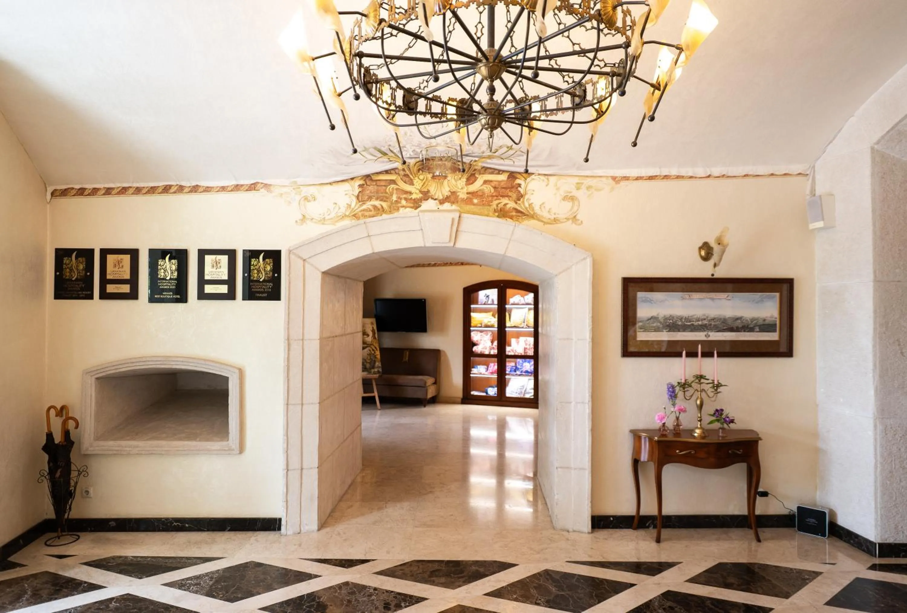 Library in Citadel Inn Gastro Boutique Hotel - Готель Цитадель Львів