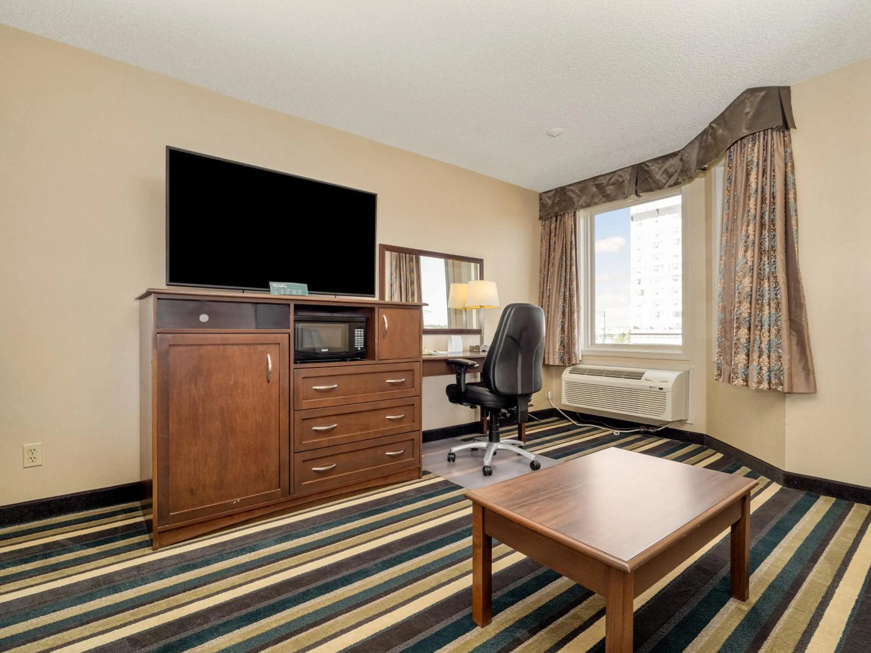 TV and multimedia in Holiday Inn Conference Centre Edmonton South by IHG