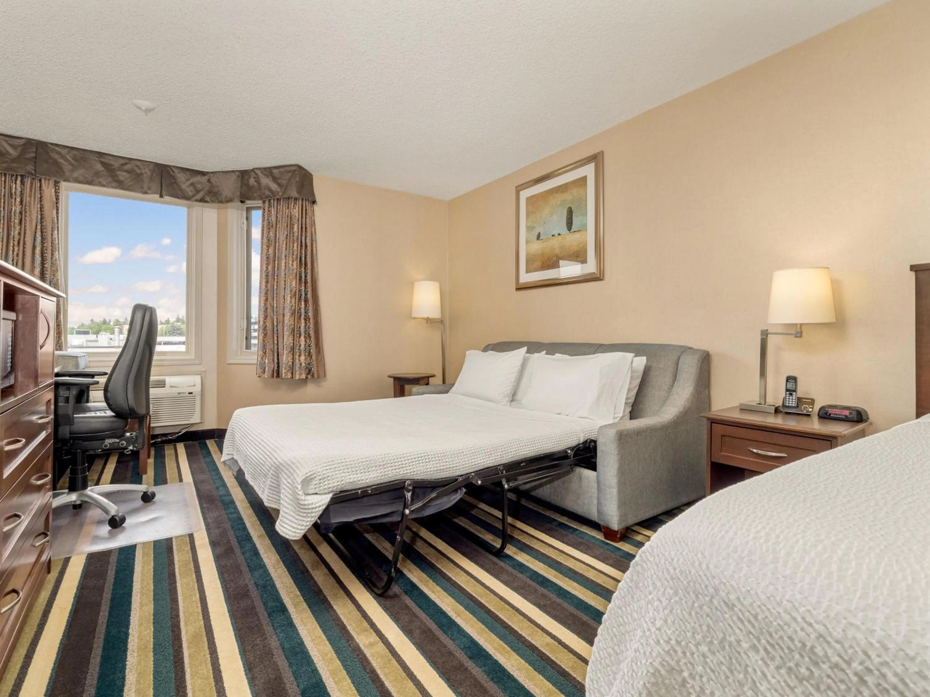 Photo of the whole room, Bed in Holiday Inn Conference Centre Edmonton South by IHG