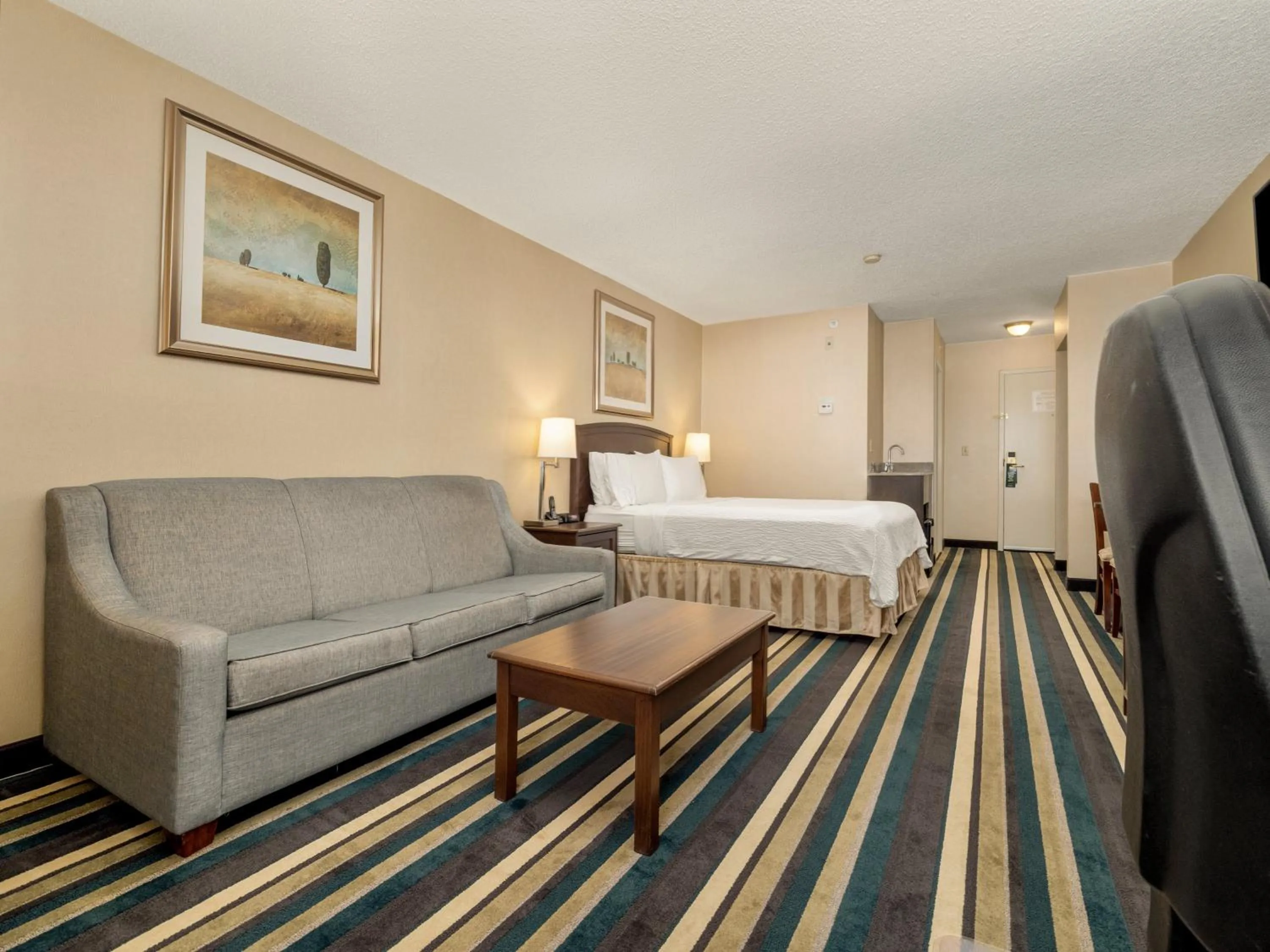 Photo of the whole room, Bed in Holiday Inn Conference Centre Edmonton South by IHG