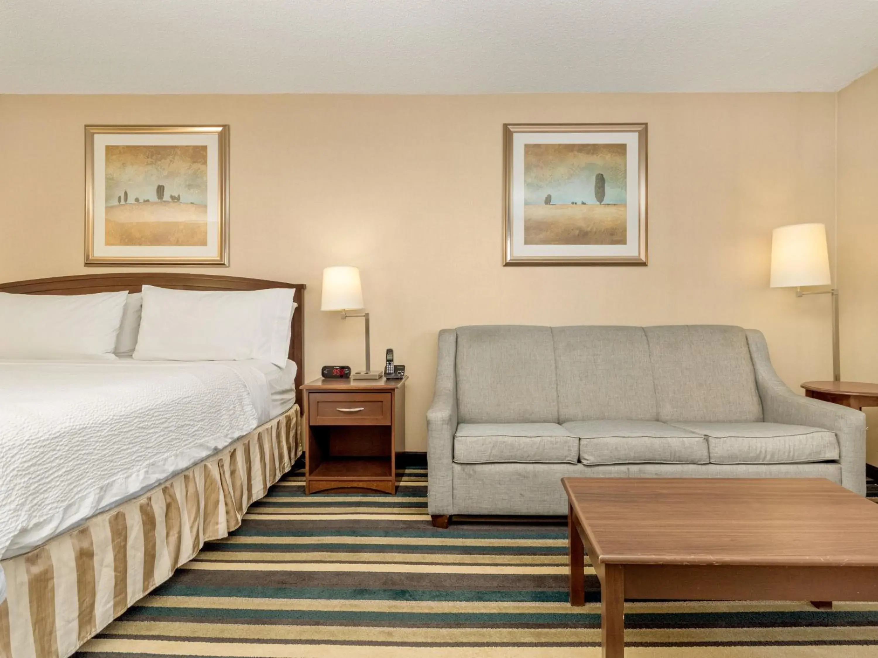 Standard King Room with Sofa Bed in Holiday Inn Conference Centre Edmonton South by IHG Standard King Room with Sofa Bed in Holiday Inn Conference Centre Edmonton South by IHG