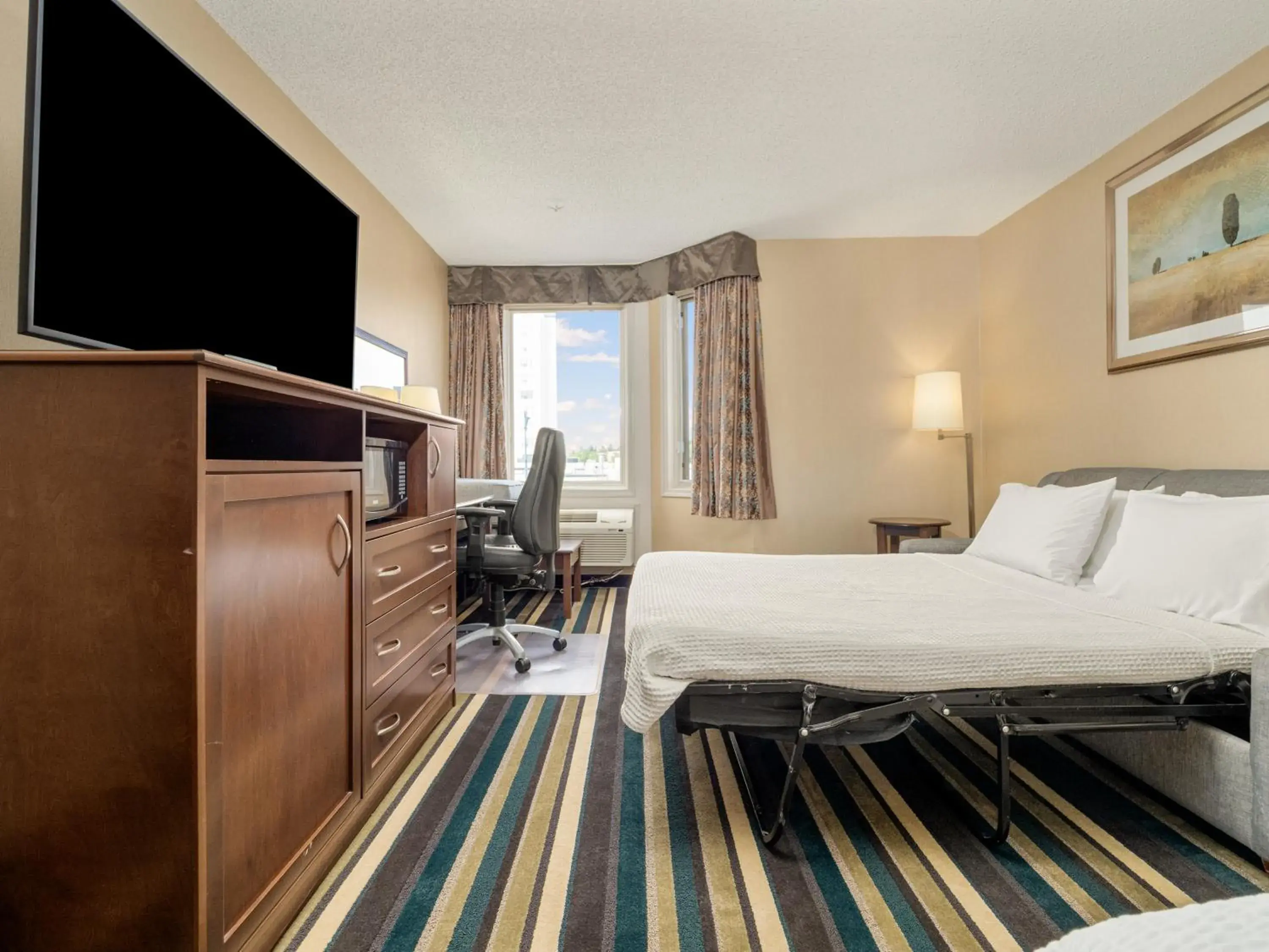 Queen Room with Sofa Bed in Holiday Inn Conference Centre Edmonton South by IHG Queen Room with Sofa Bed in Holiday Inn Conference Centre Edmonton South by IHG