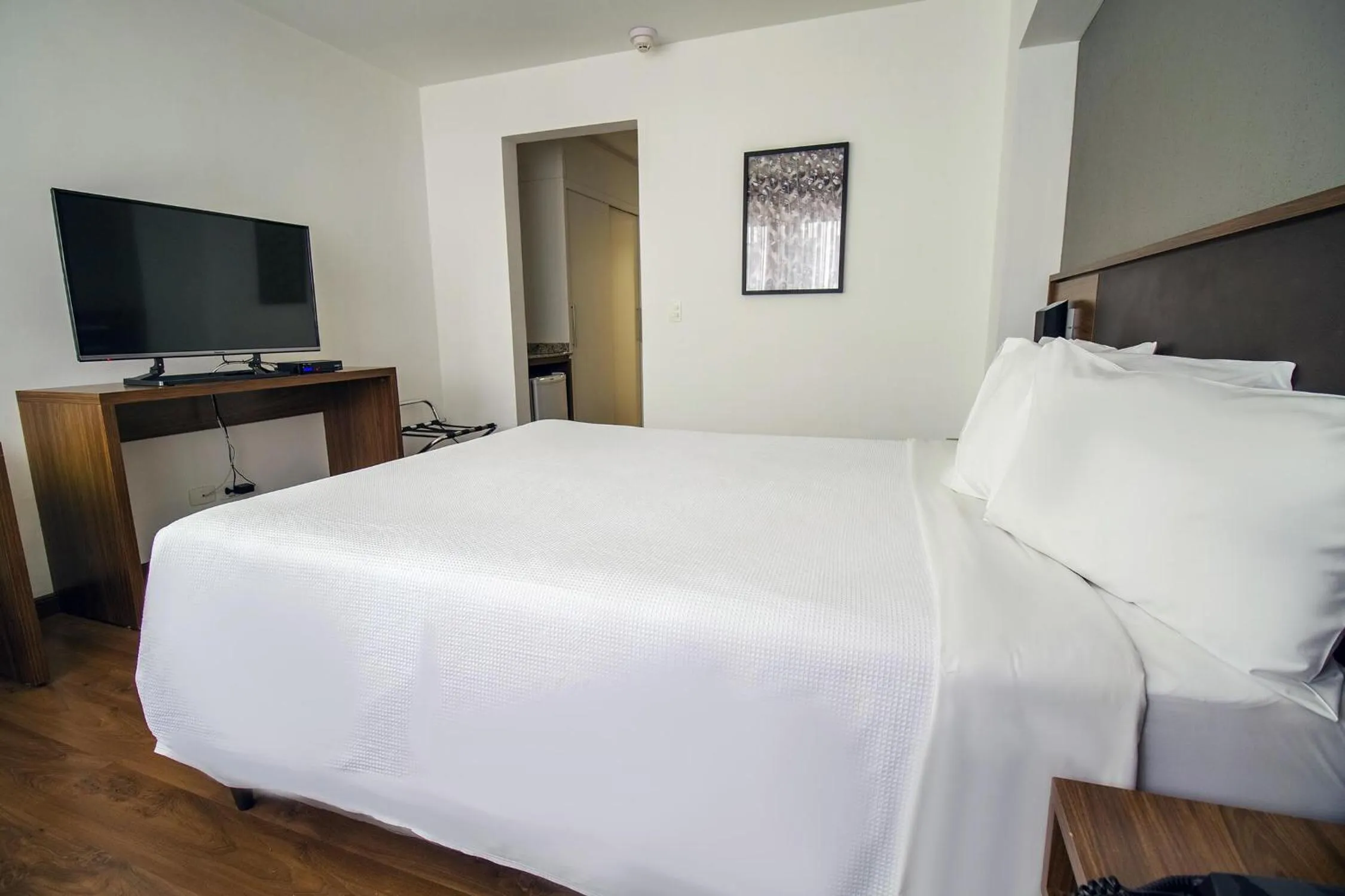 Bed in Hotel Deville Curitiba