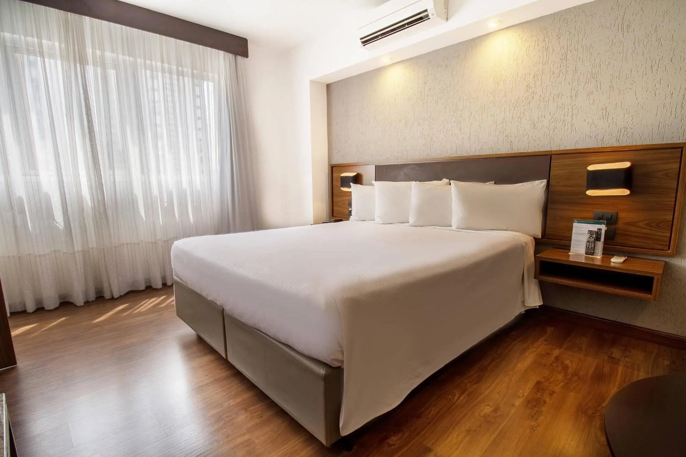 Bed in Hotel Deville Curitiba