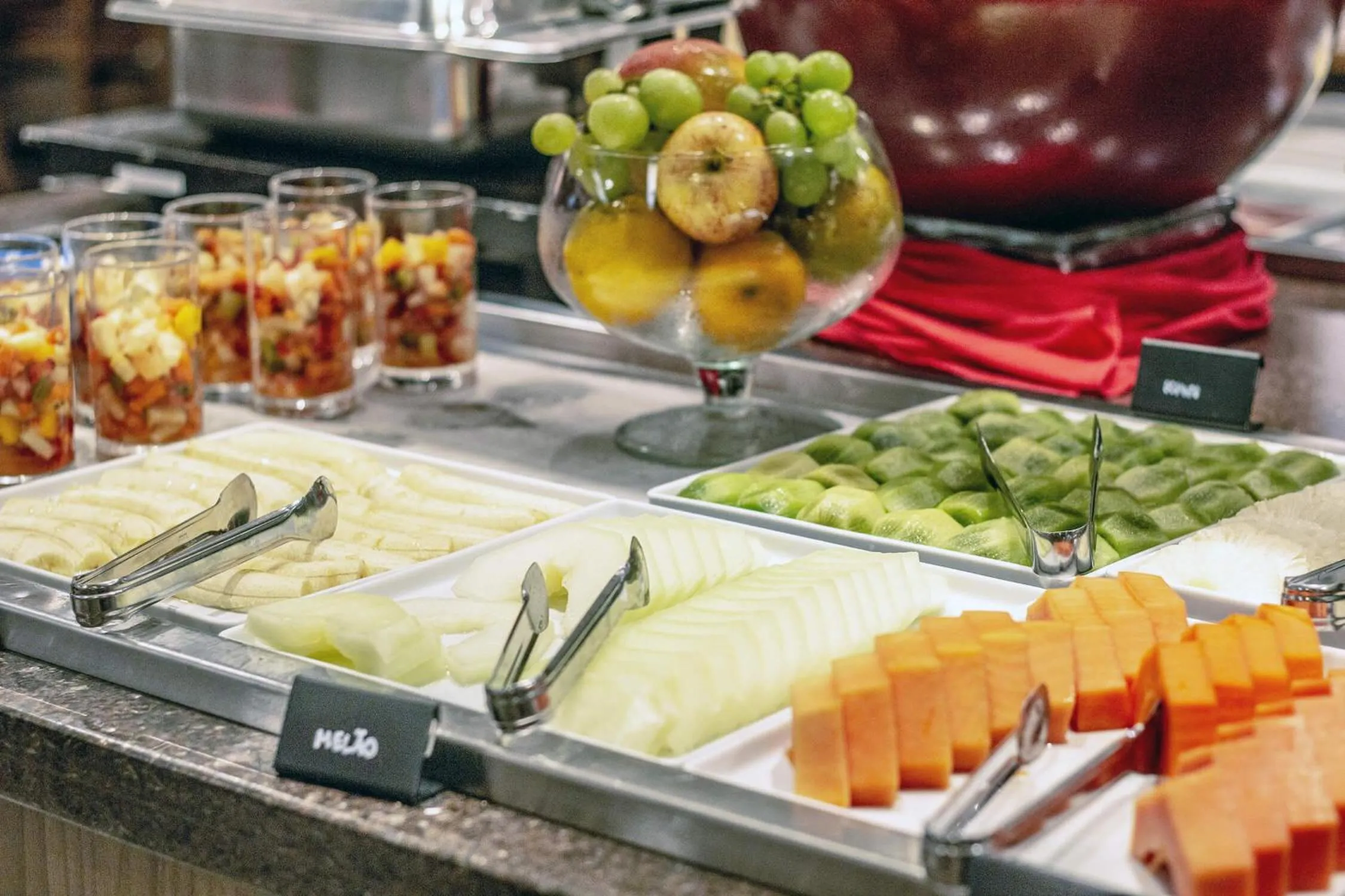 Restaurant/places to eat in Hotel Deville Curitiba