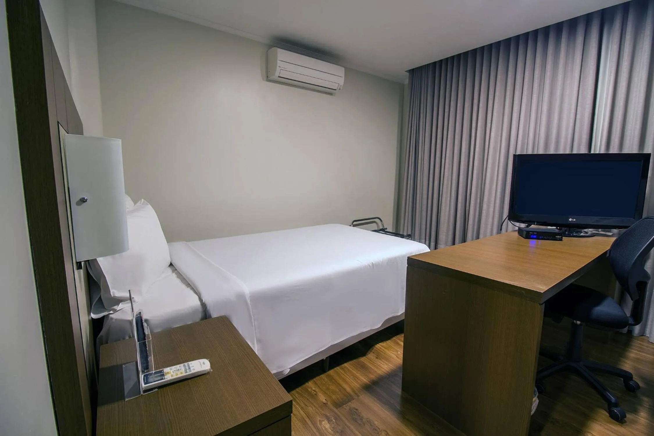 Bed in Hotel Deville Curitiba