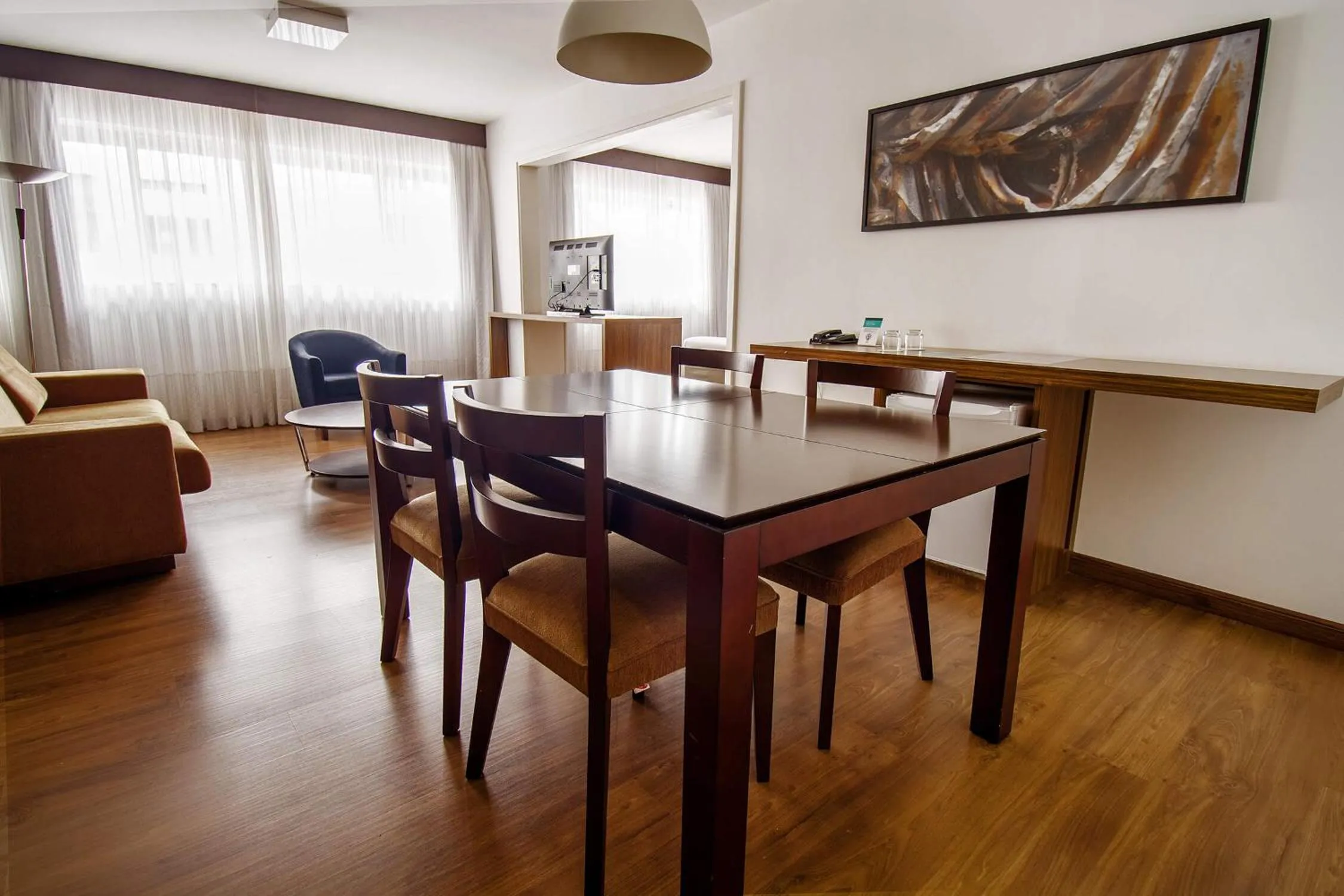 TV and multimedia in Hotel Deville Curitiba