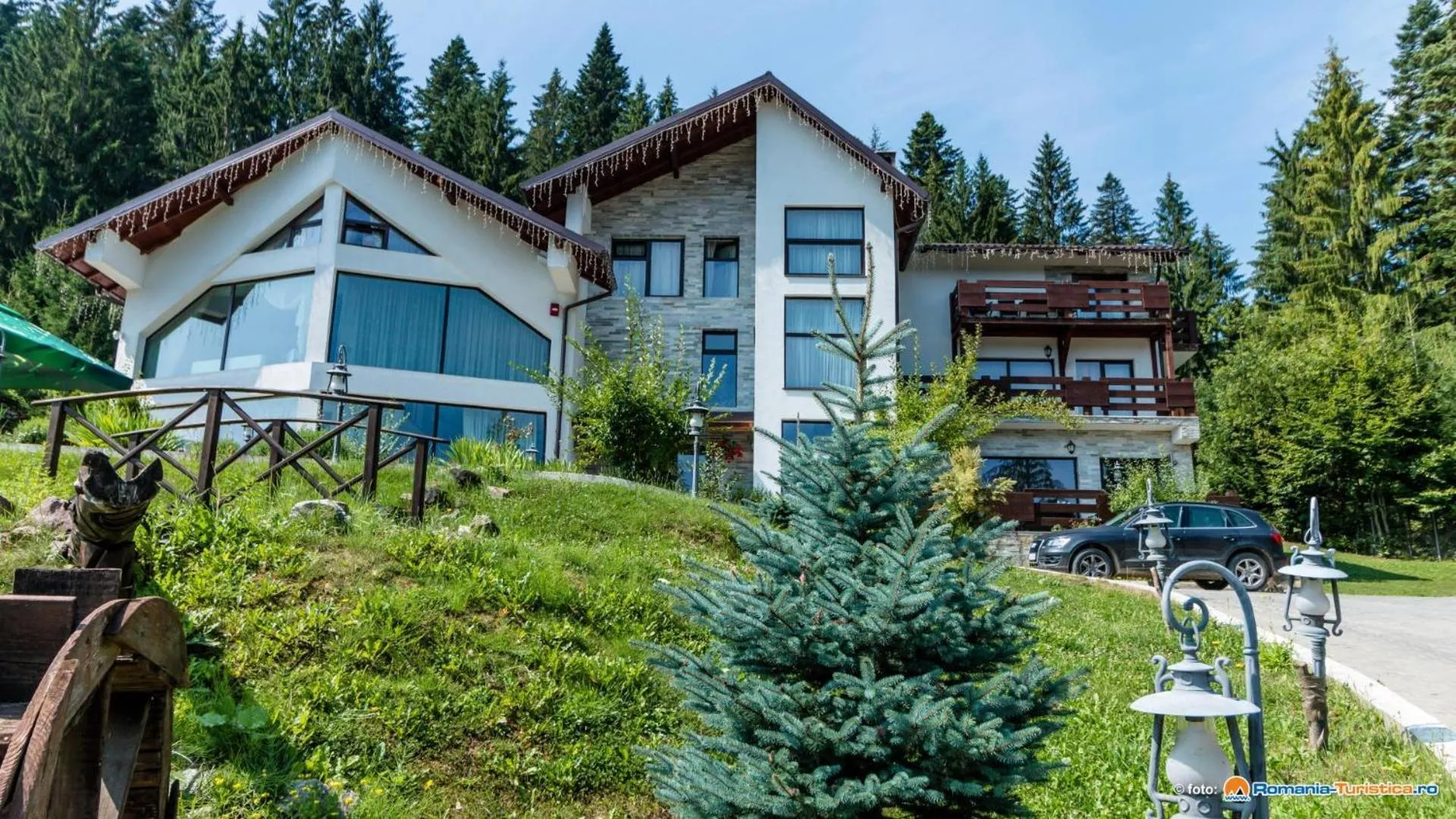 Facade/entrance in Pension Perla Bucovinei