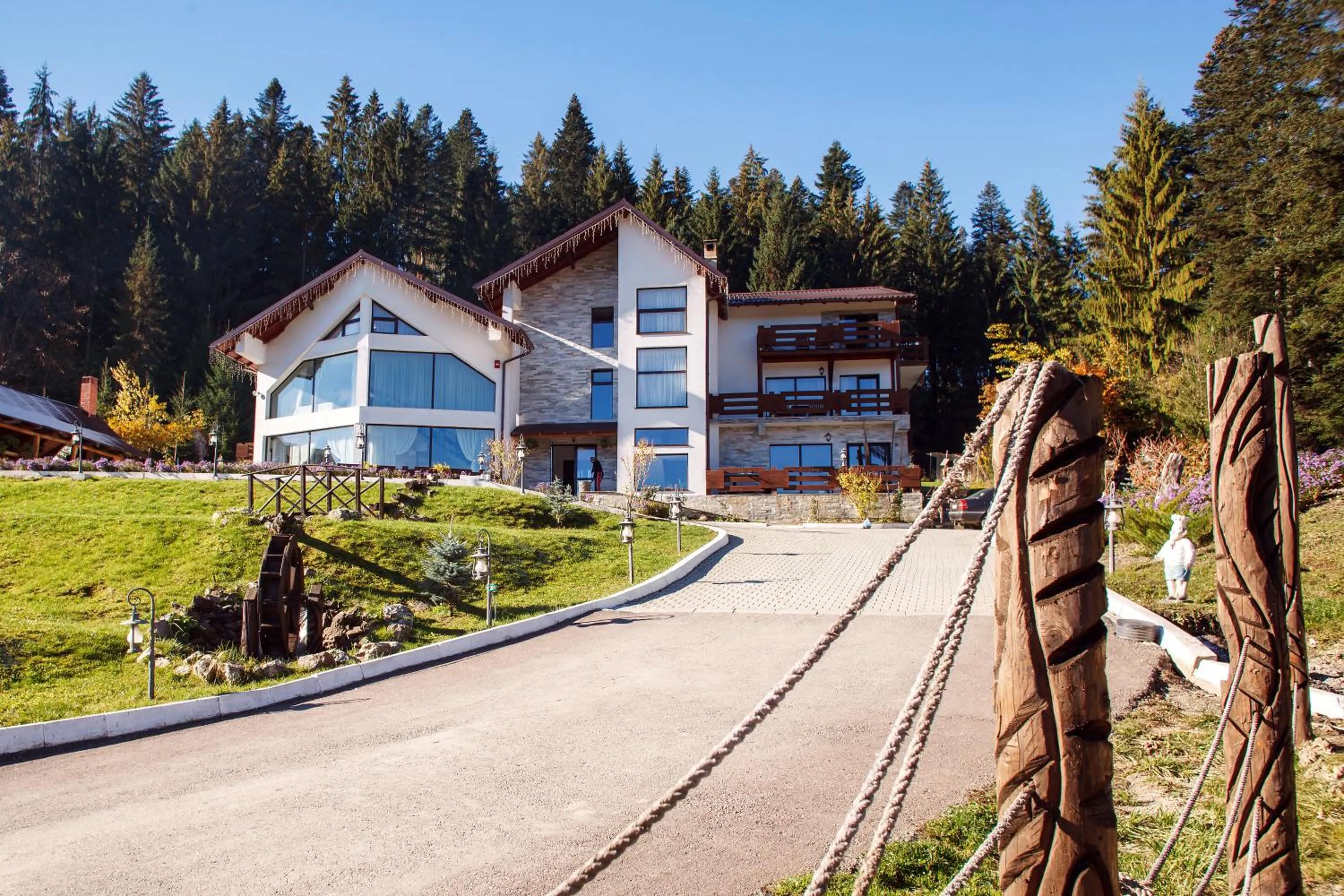 Facade/entrance in Pension Perla Bucovinei