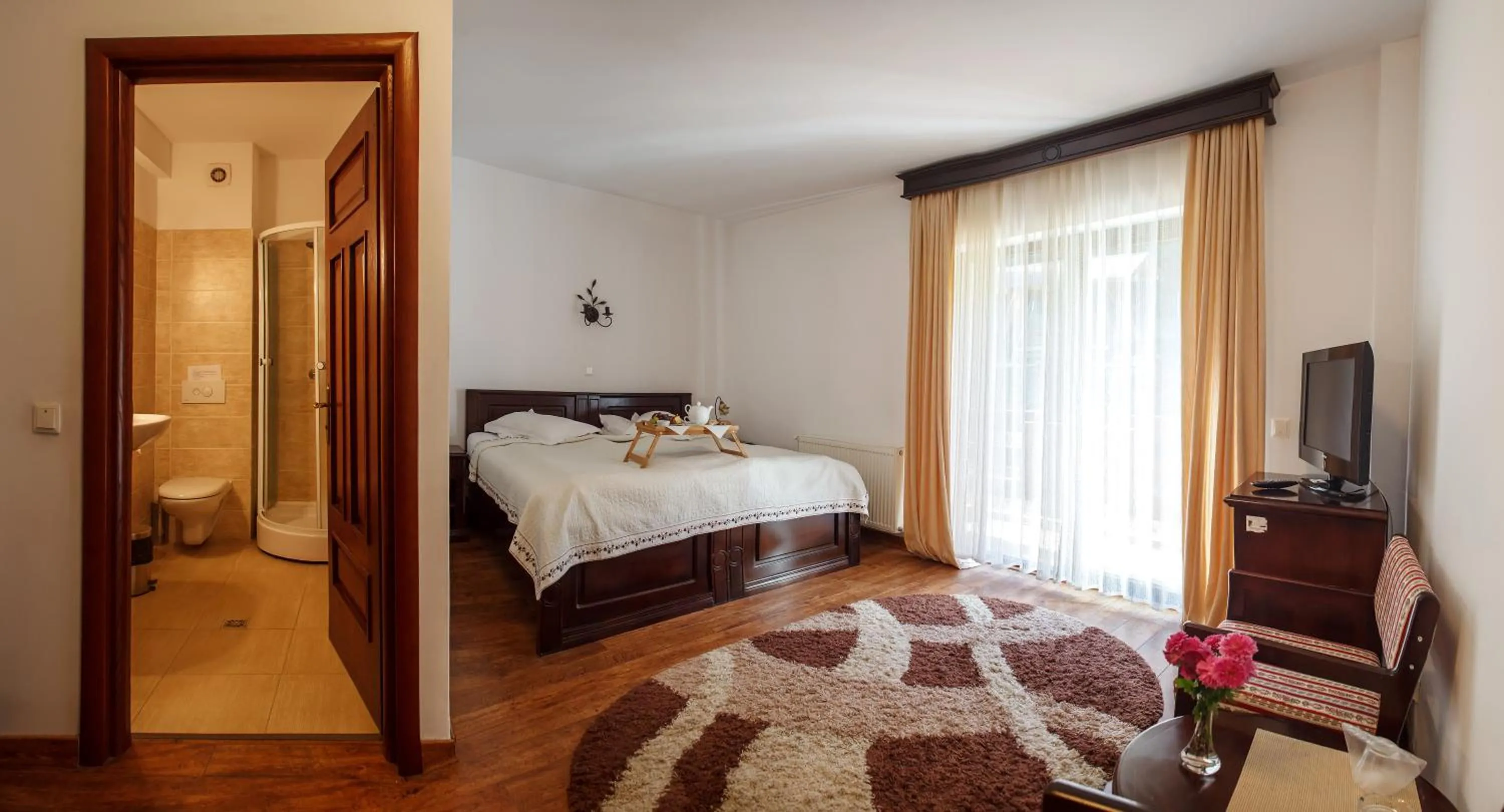 Photo of the whole room, Bed in Pension Perla Bucovinei