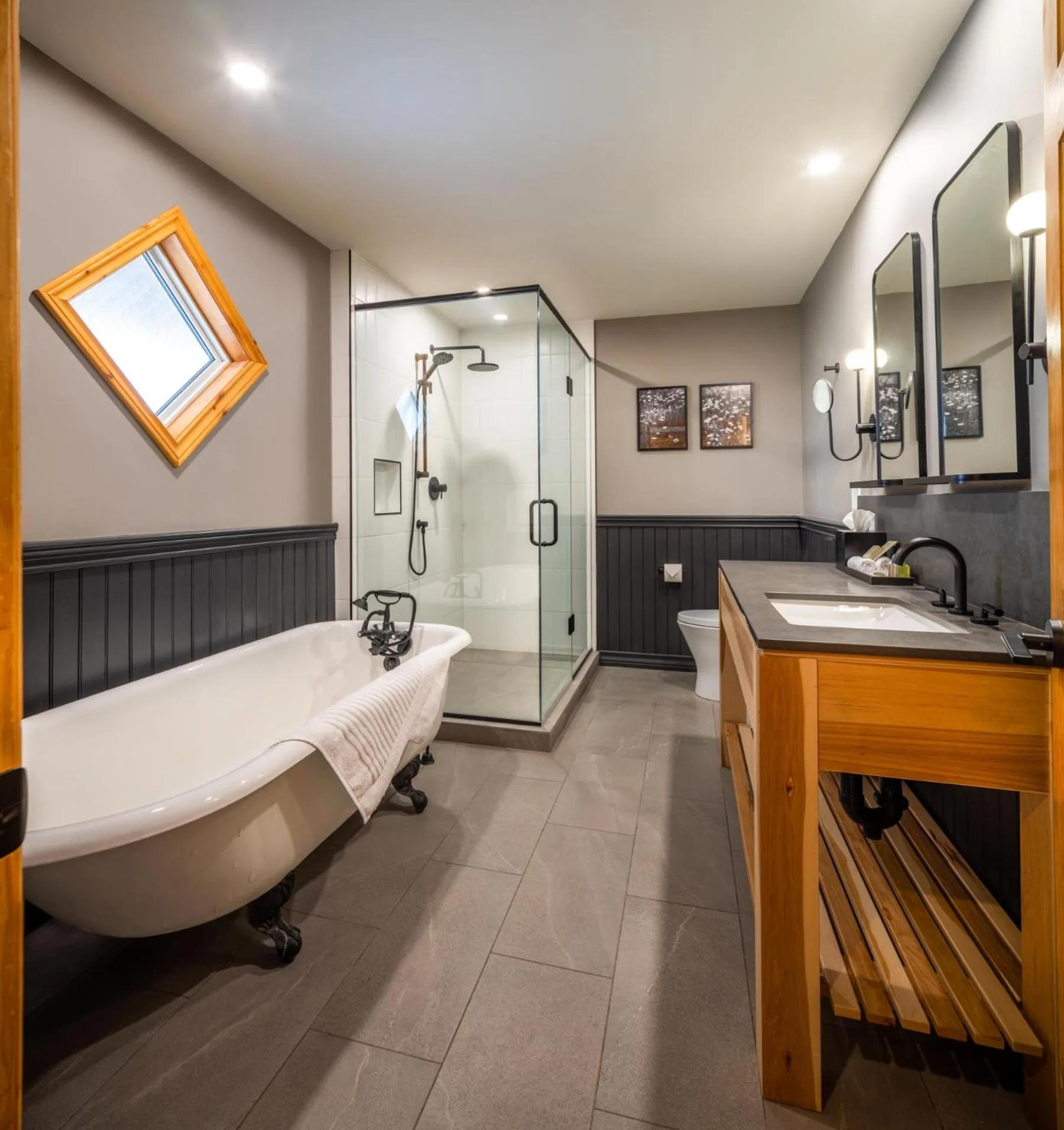 Shower, Bed in Buffalo Mountain Lodge