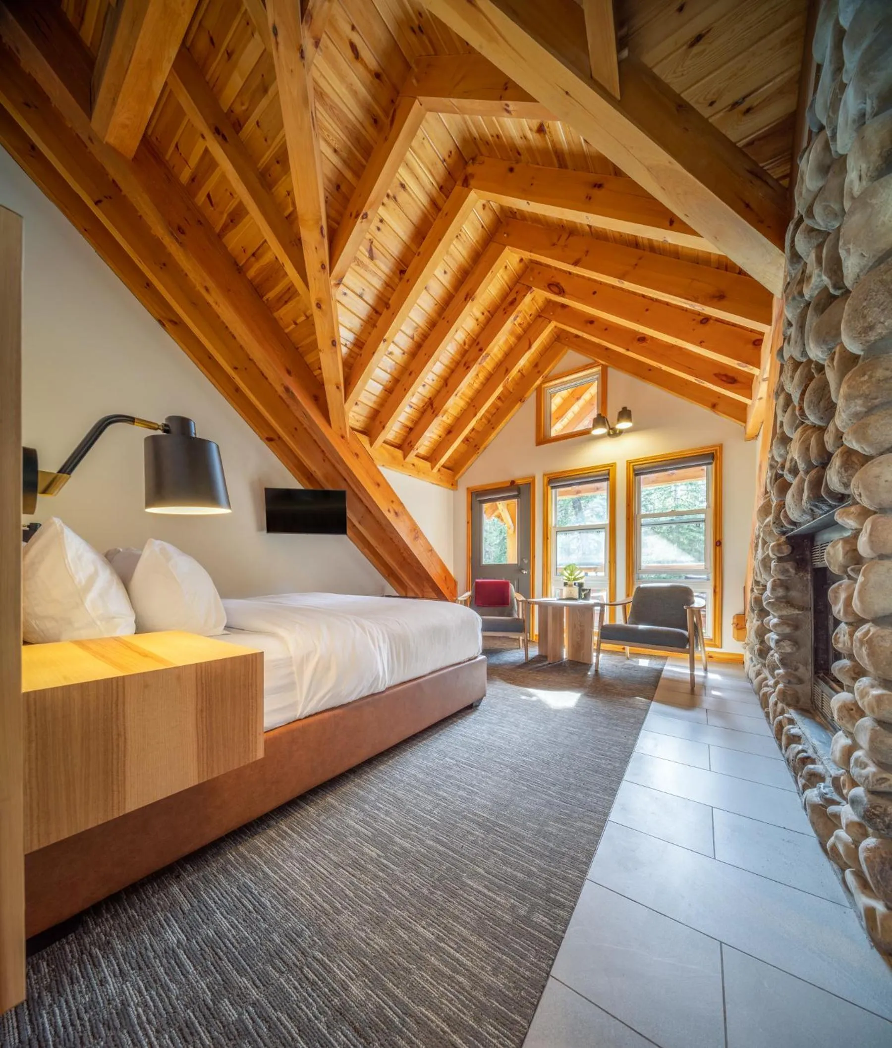 Seating area, Bed in Buffalo Mountain Lodge
