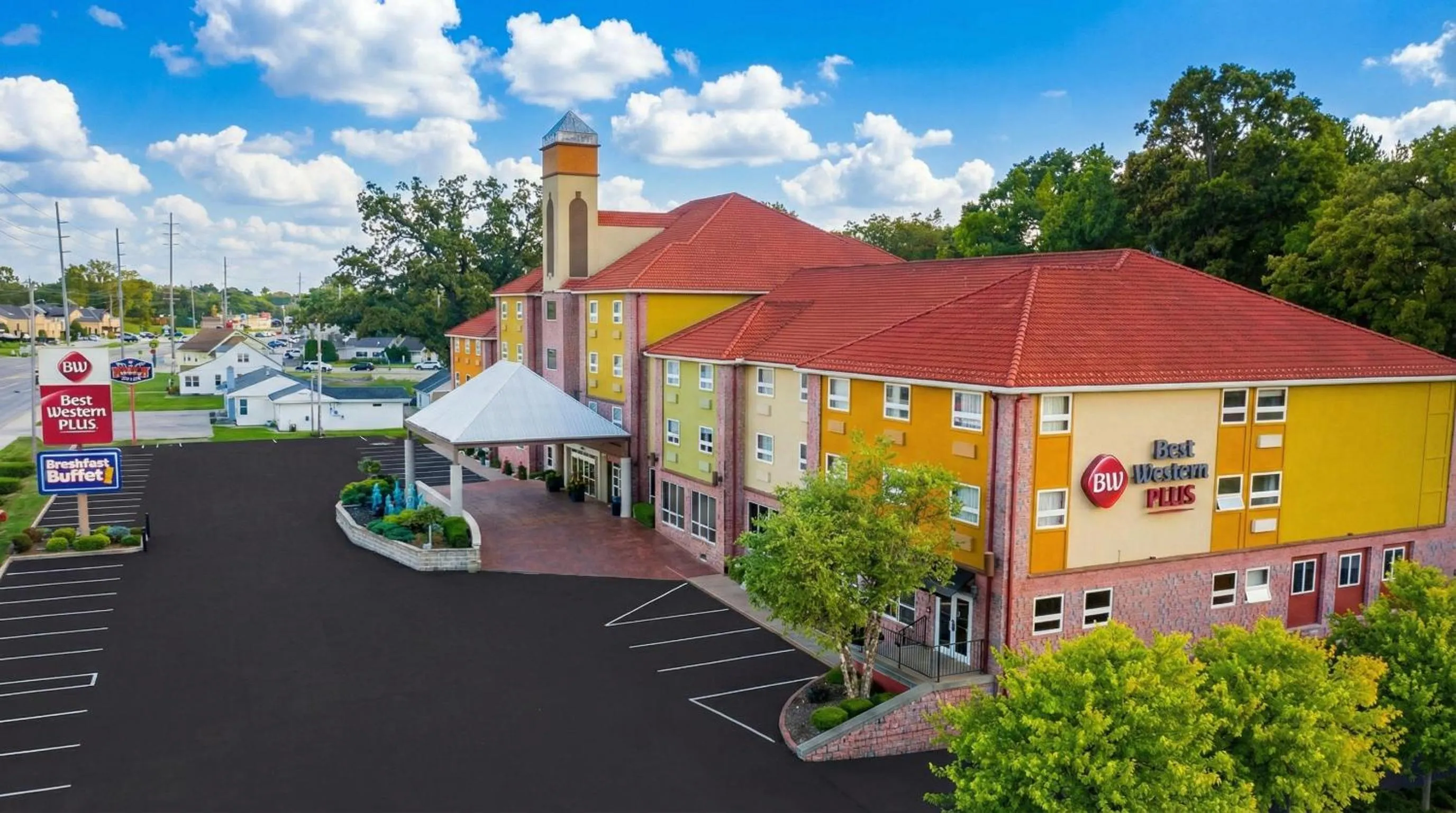 Property building in Best Western Plus Sandusky Hotel & Suites