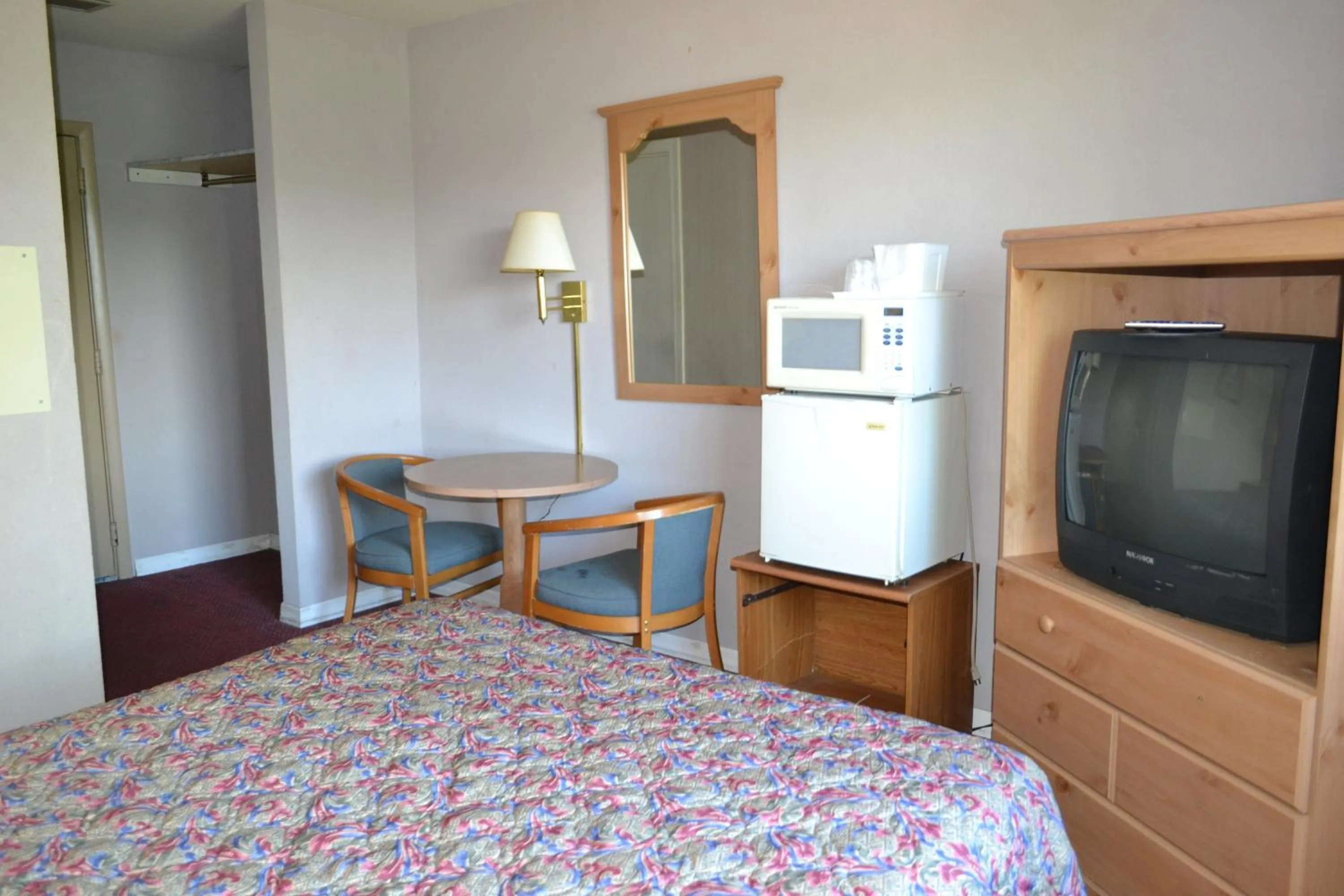 TV and multimedia, Bed in Latham Inn