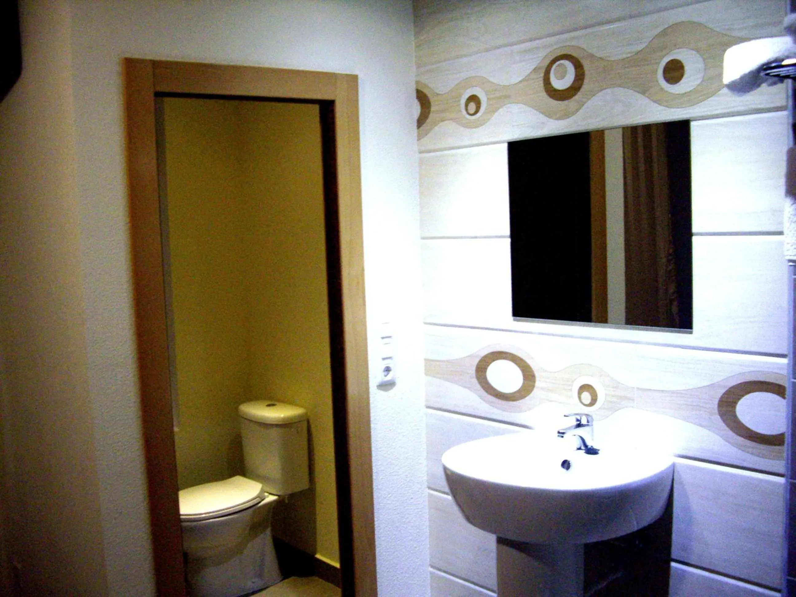 Toilet in Hostal Conde David