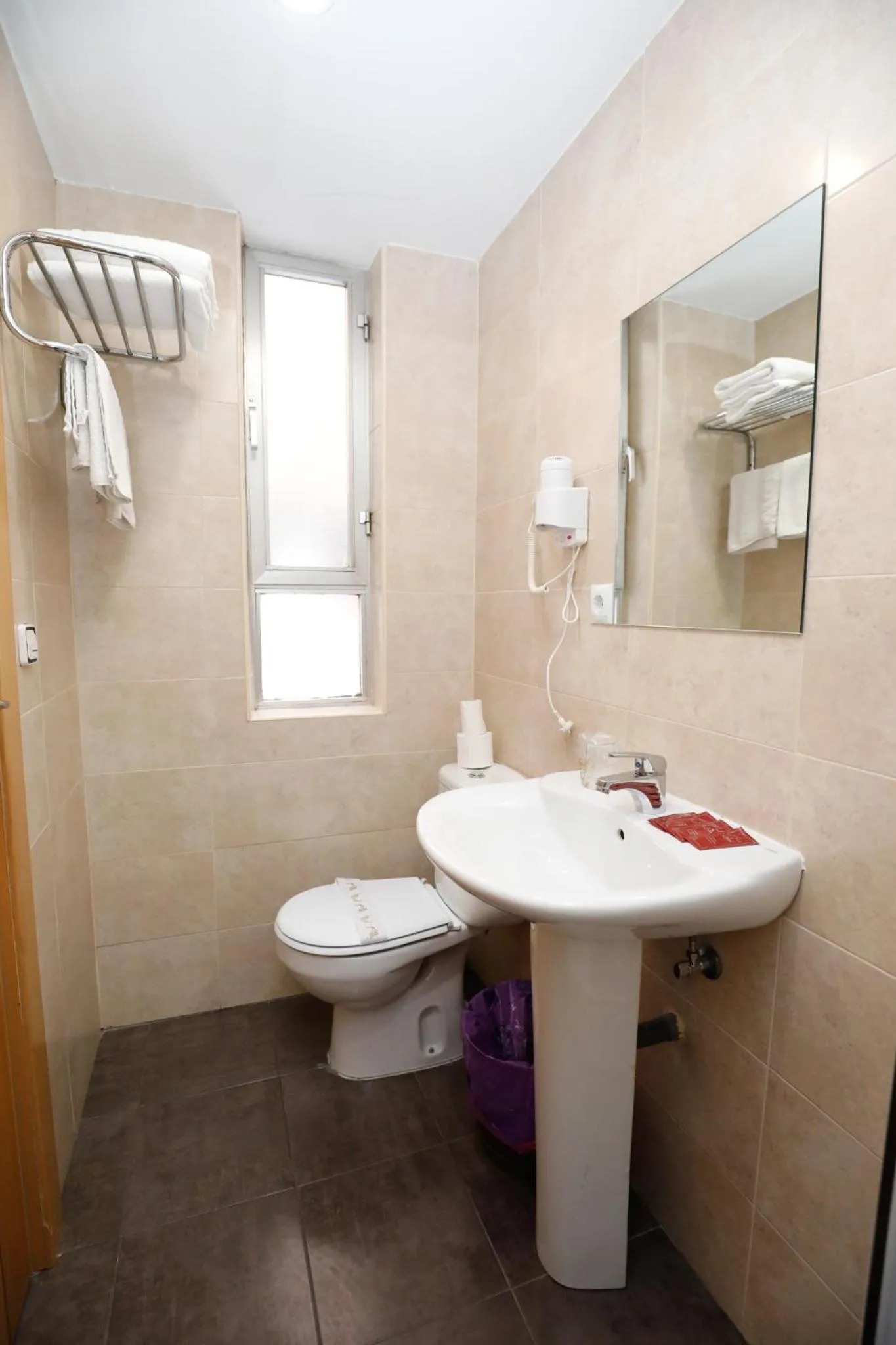 Toilet in Hostal Conde David