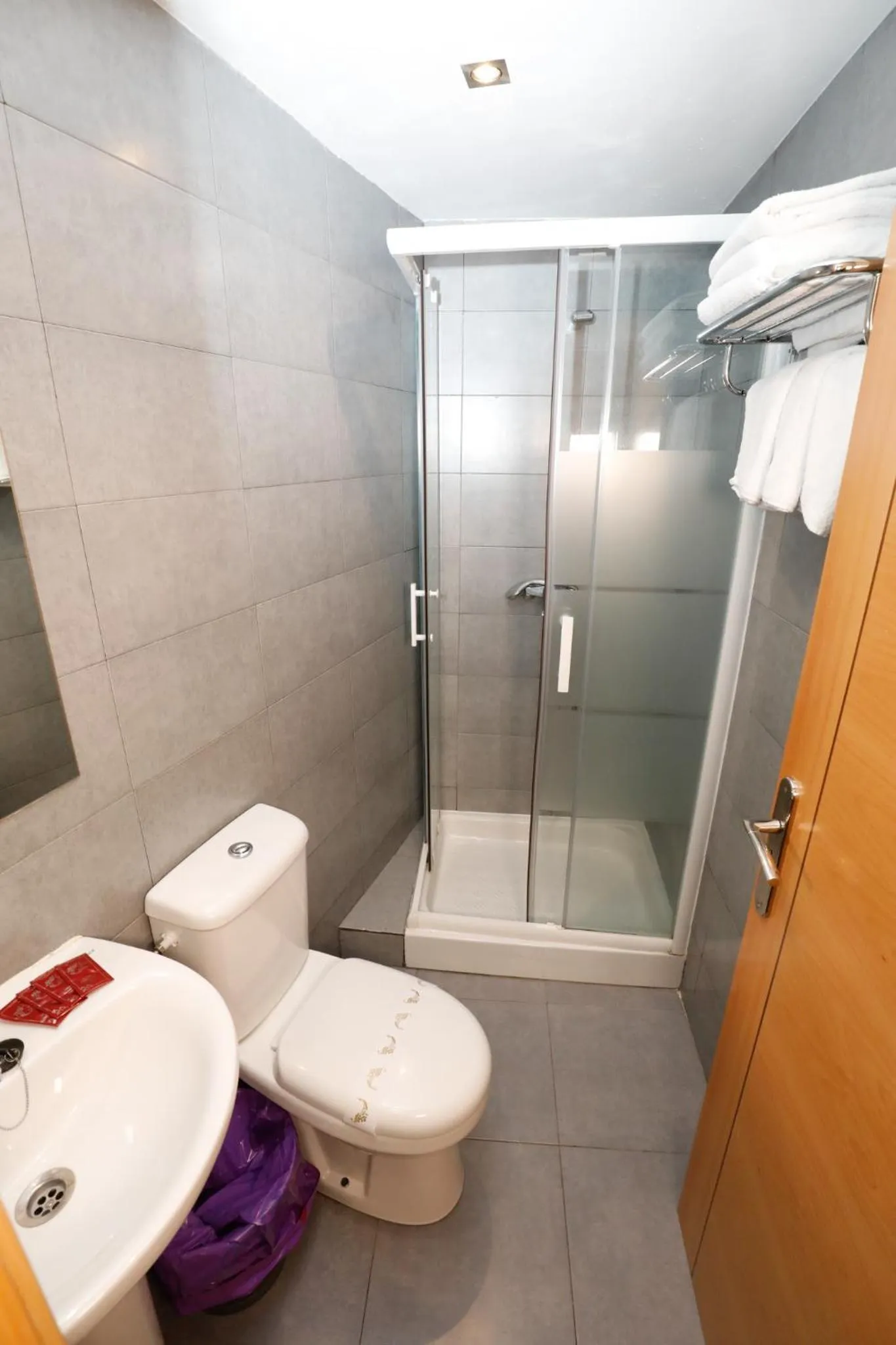 Shower in Hostal Conde David