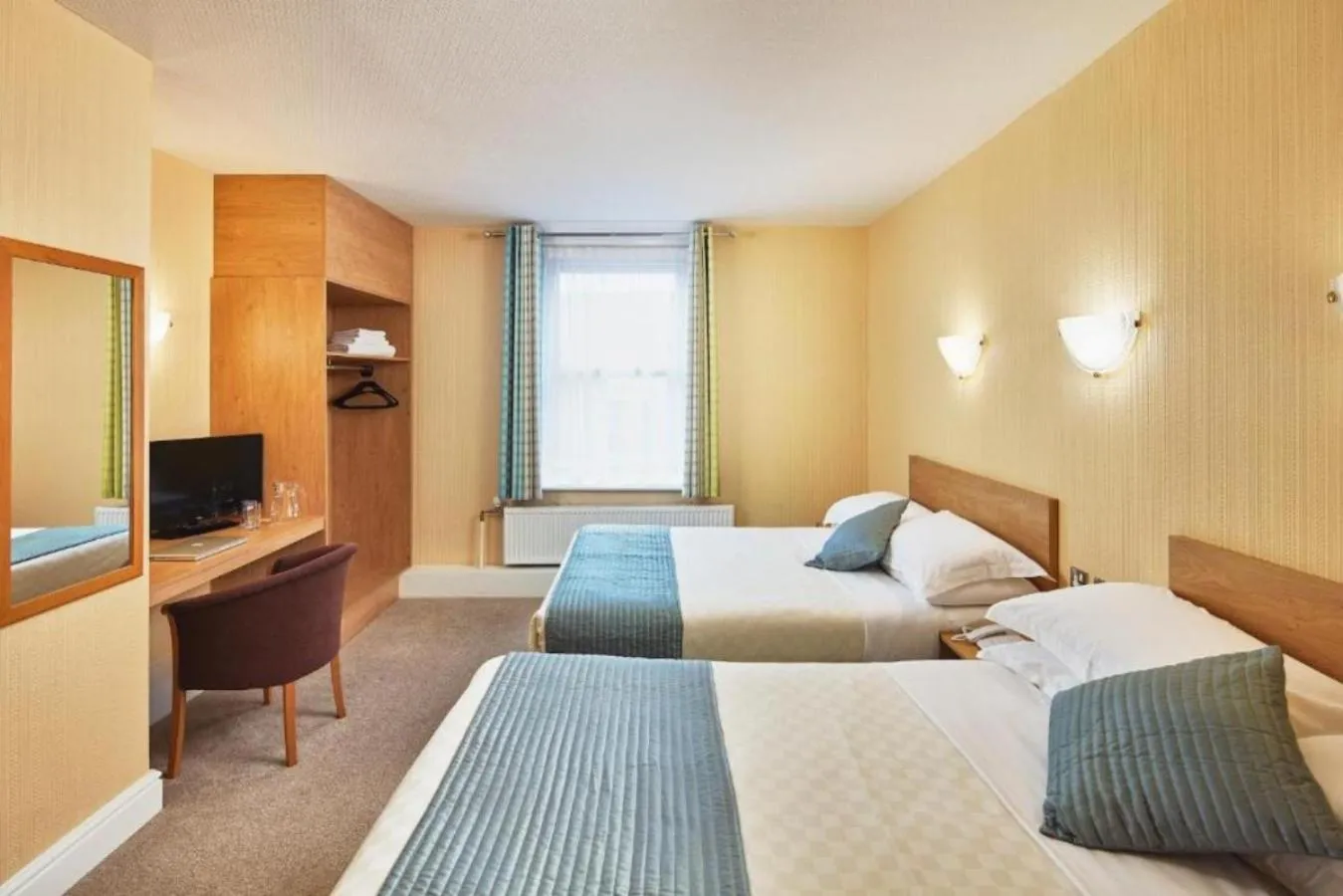 Bedroom, Bed in Alma Lodge Hotel