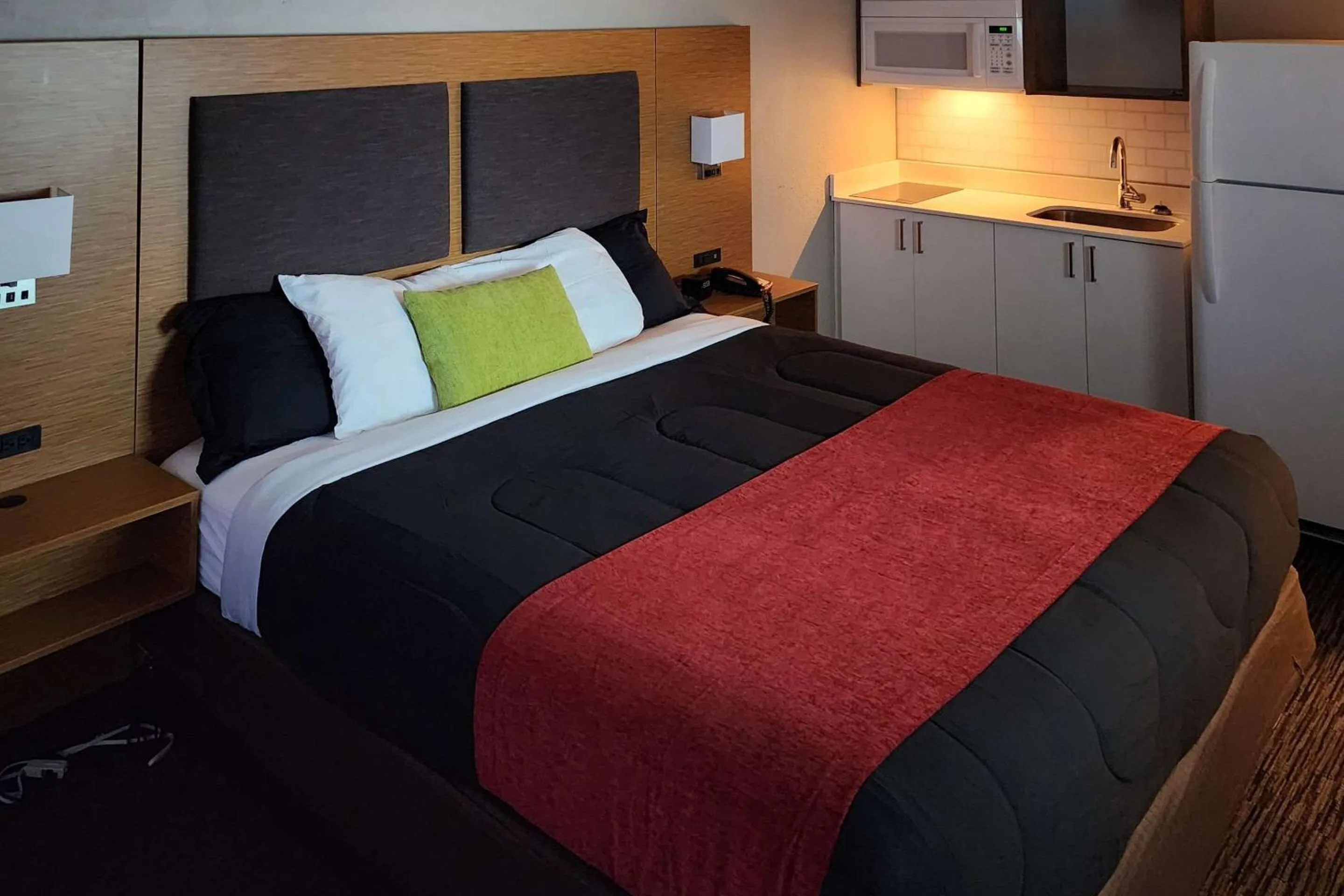 Bedroom, Bed in MainStay Suites Springfield IL