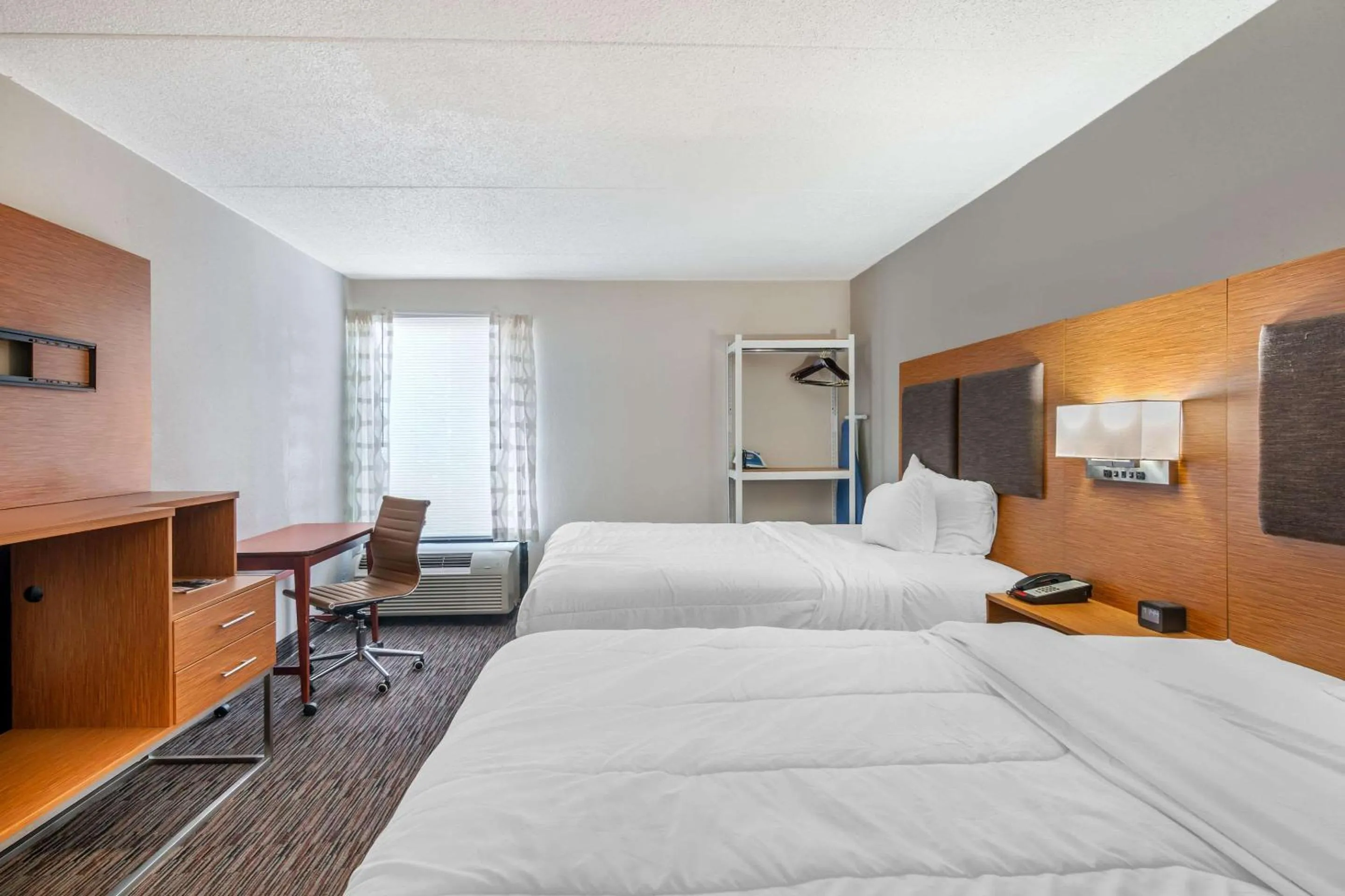 Bedroom, Bed in MainStay Suites Springfield IL